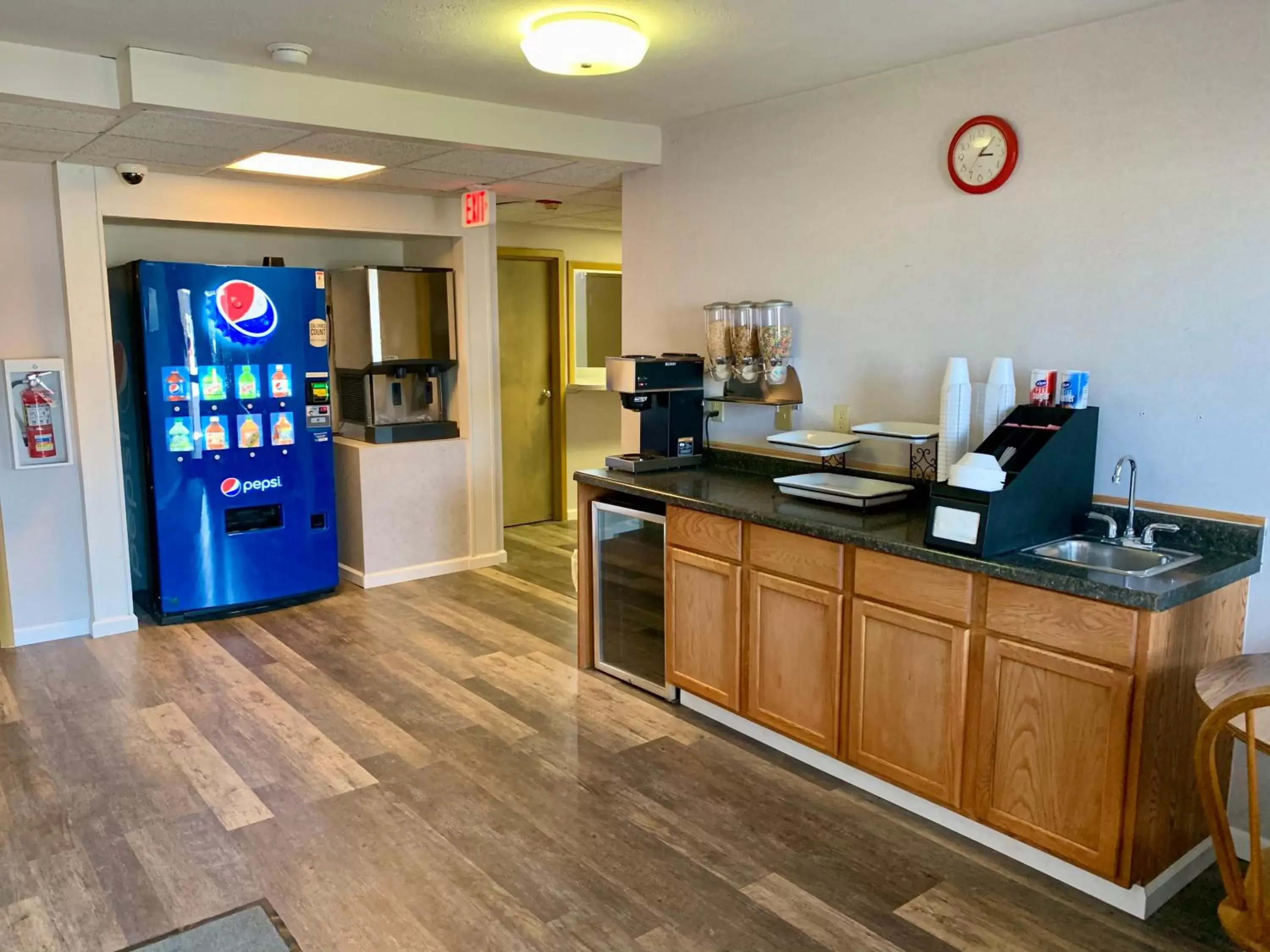 Lobby or reception, Kitchen/Kitchenette in Executive Inn