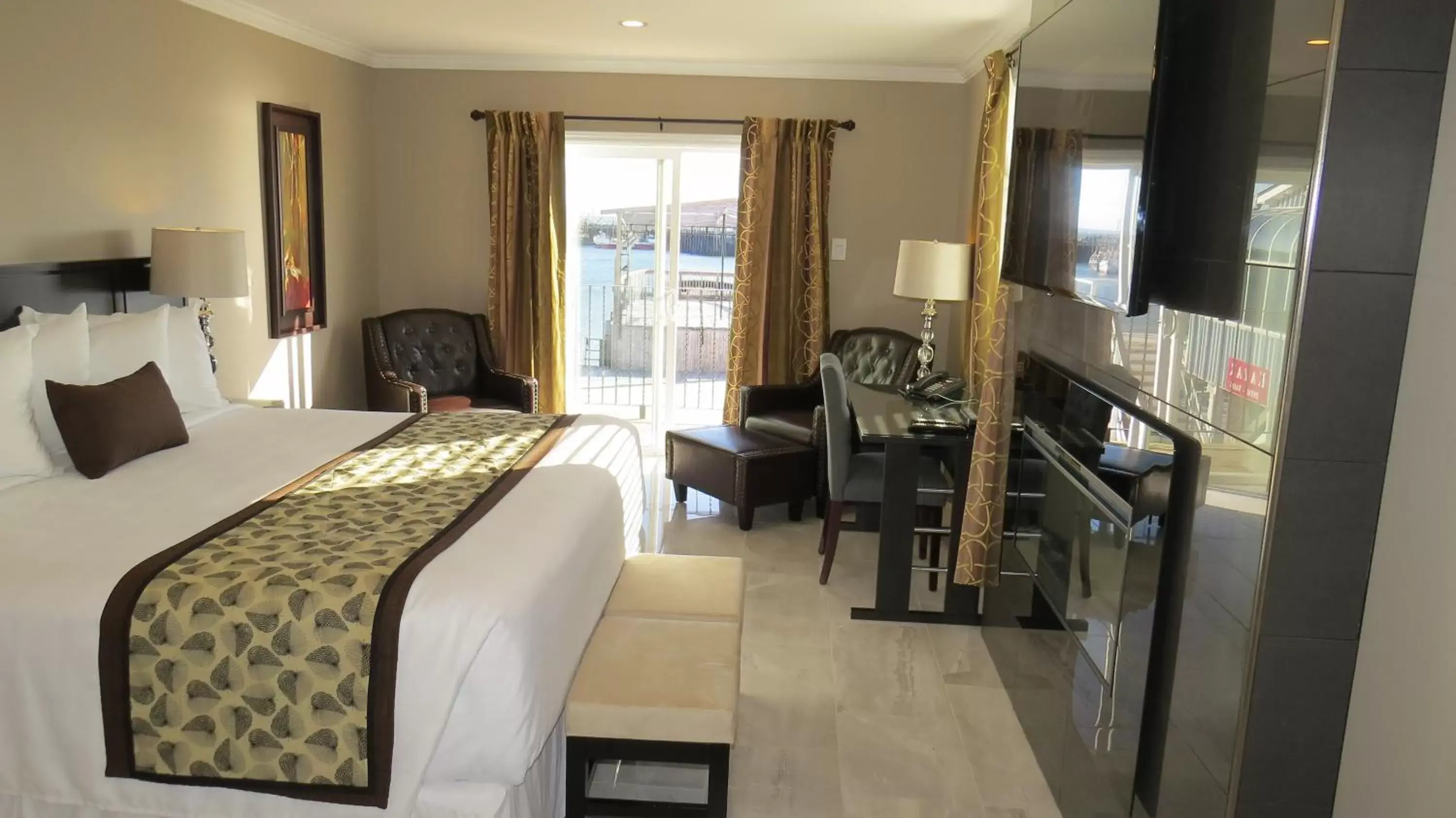 Photo of the whole room in Dockside Suites