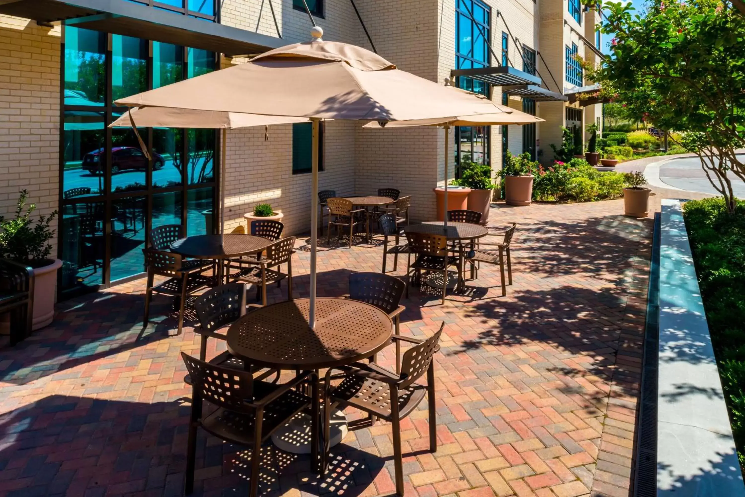 Patio, Restaurant/Places to Eat in Hampton Inn & Suites National Harbor/Alexandria Area