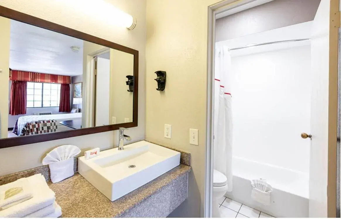 Shower, Bathroom in Red Roof Inn Lompoc
