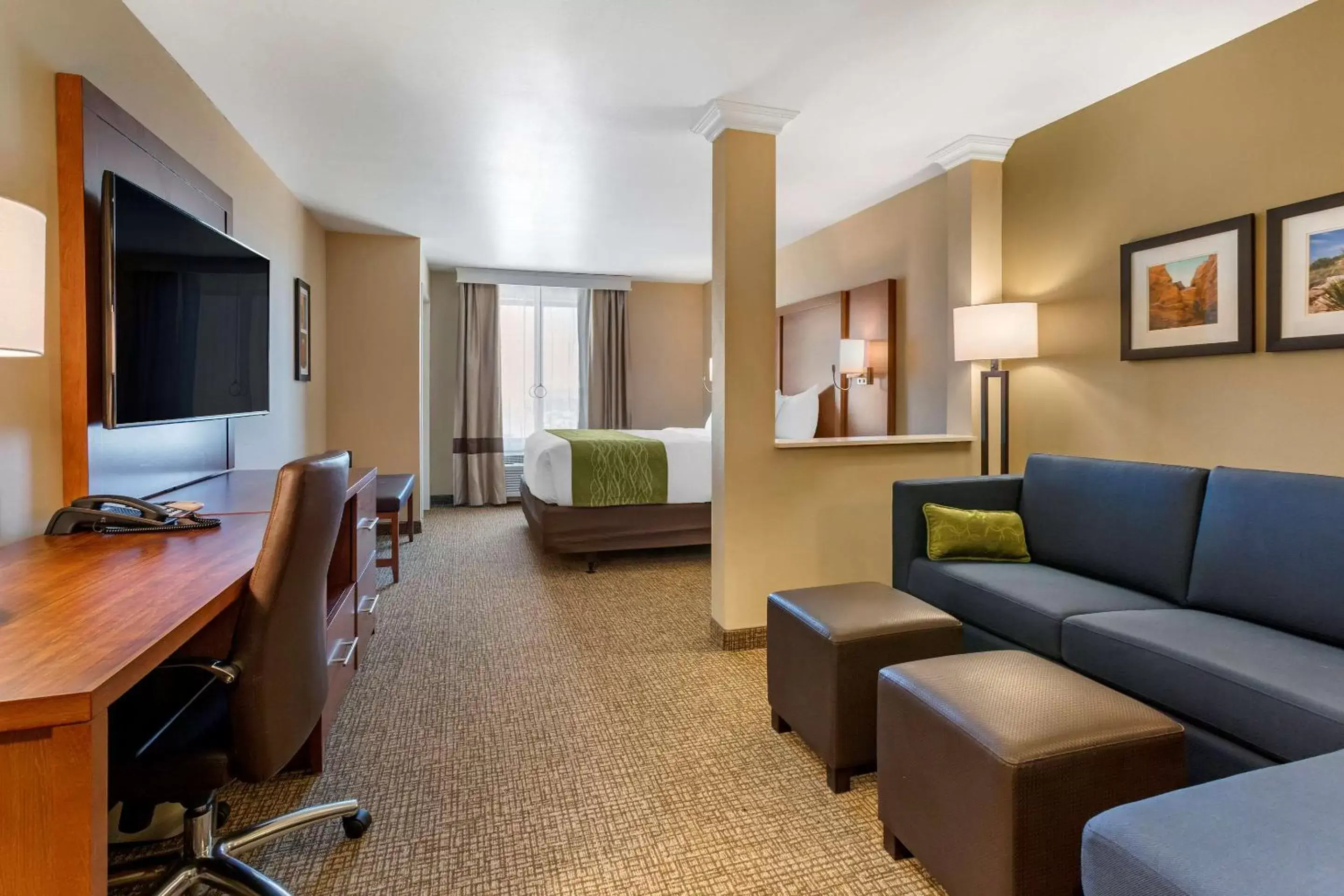Photo of the whole room, Seating Area in Comfort Suites Albuquerque Airport