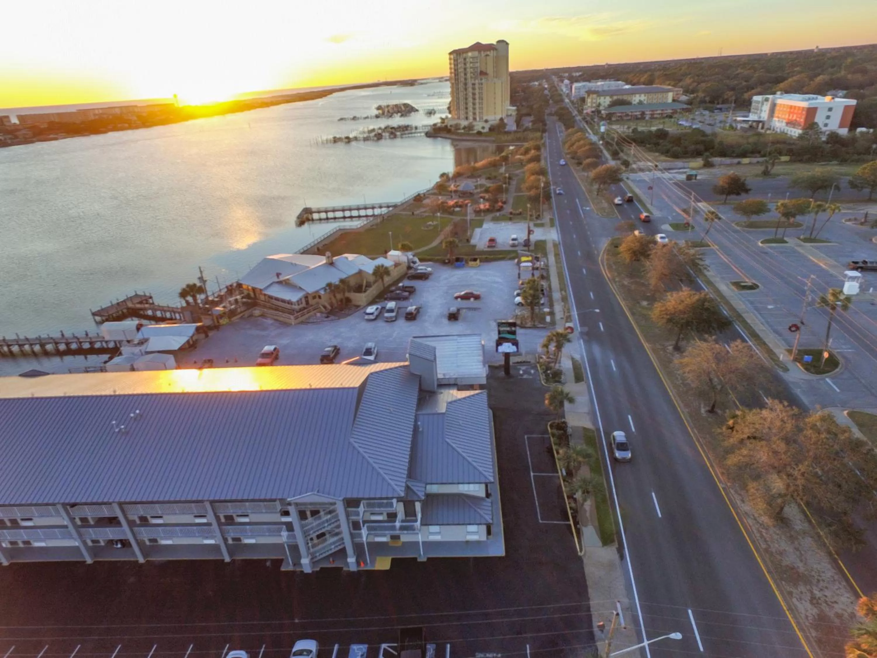 Property building in Seabreeze Inn - Fort Walton