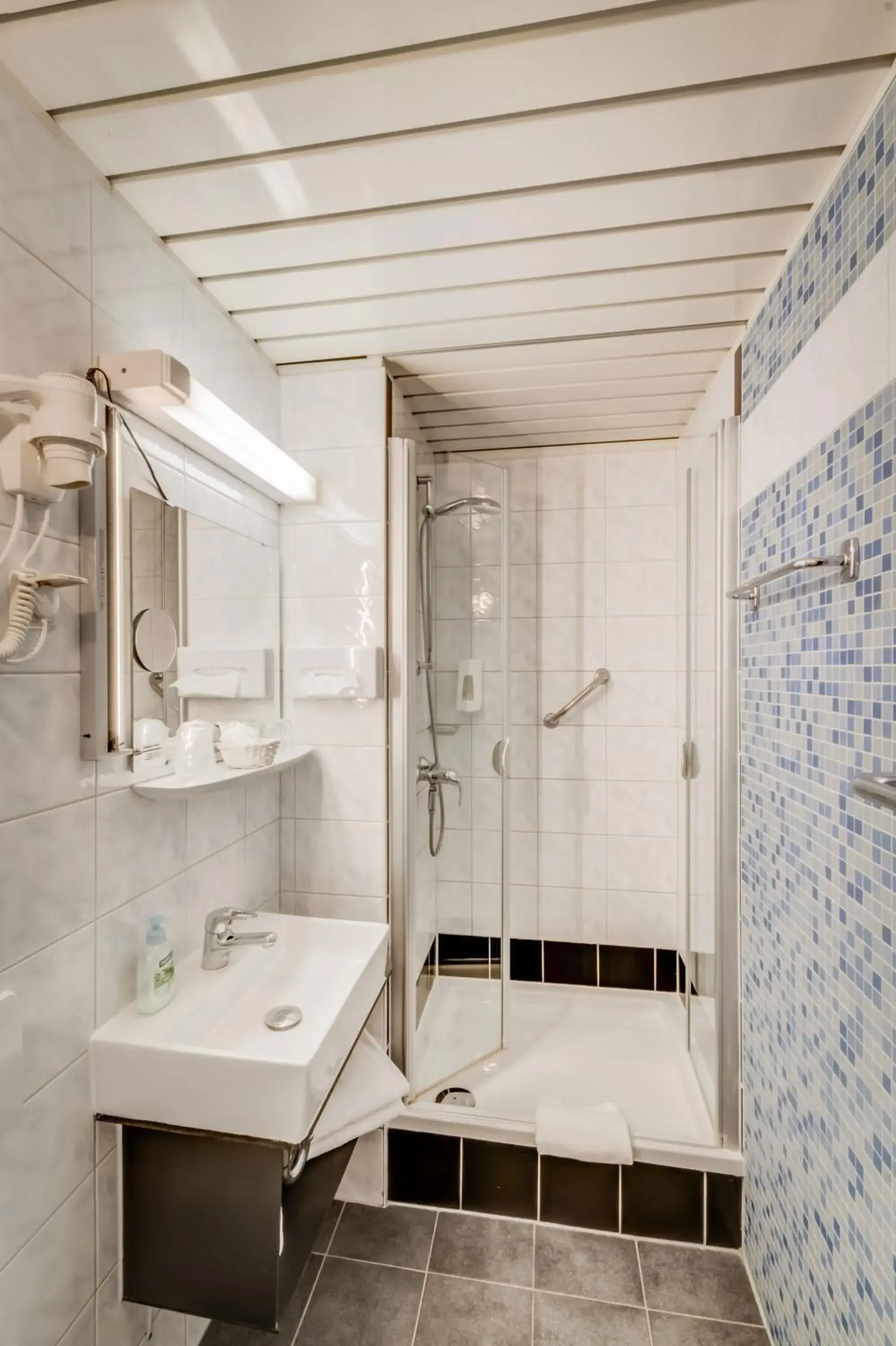 Shower, Bathroom in Gästehaus Centro