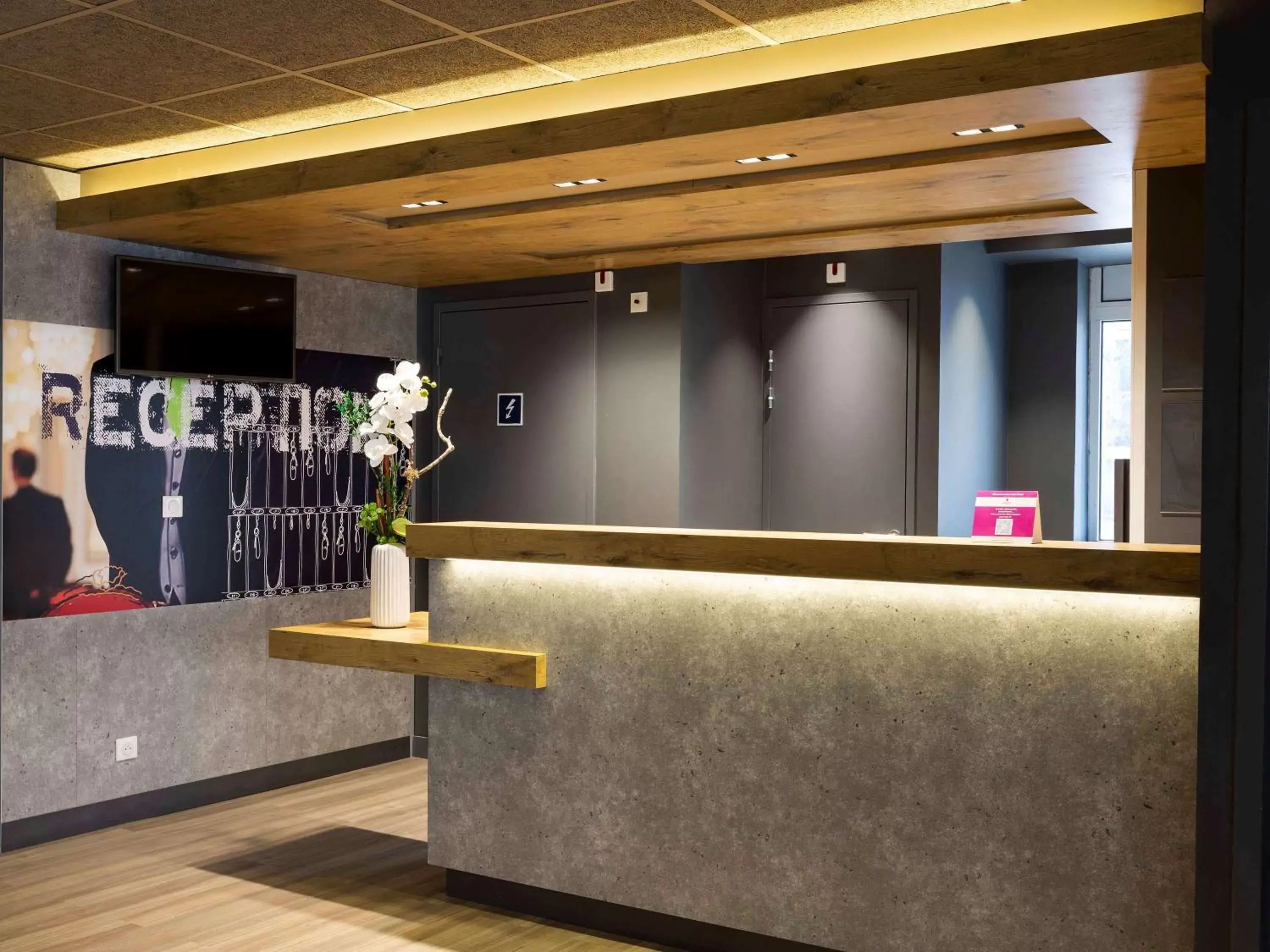 Property building, Lobby/Reception in Ibis Budget Bourgoin Jallieu Centre