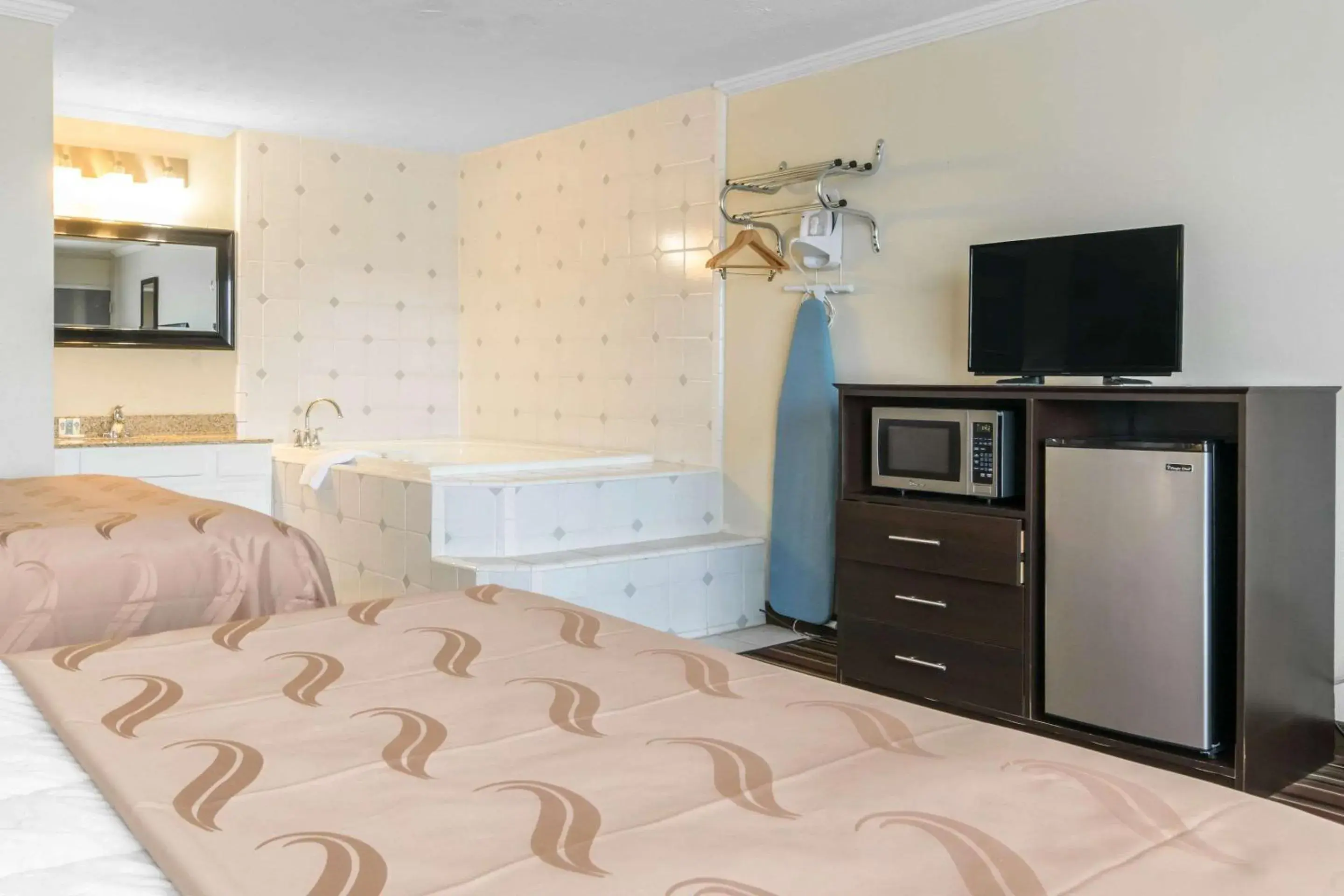 Photo of the whole room, Bed in Quality Inn & Suites - Horse Cave