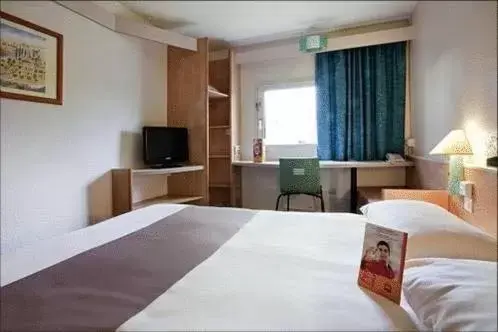 Standard Double Room in ibis Orange Centre