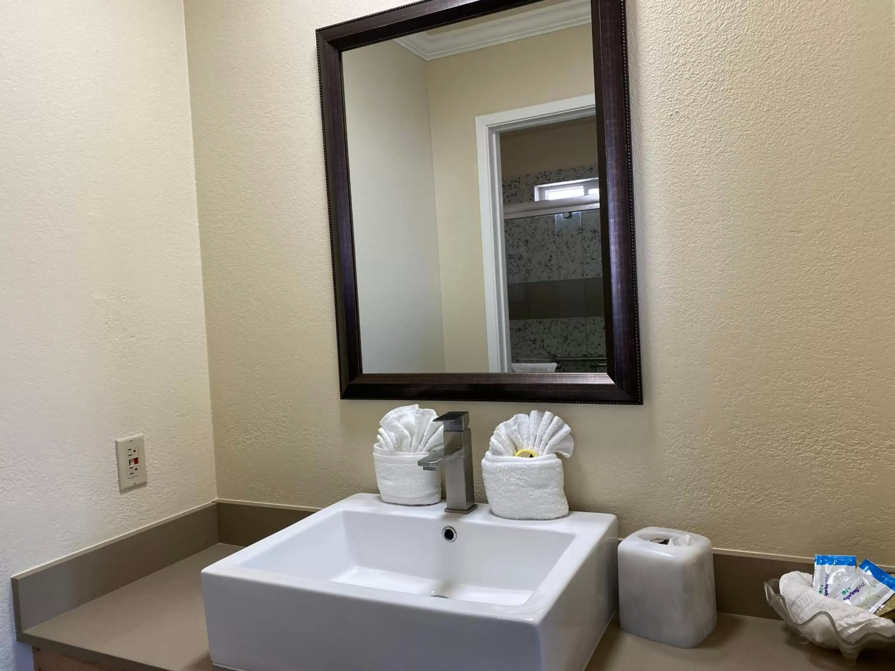 Bathroom in Beachwalker Inn Cayucos