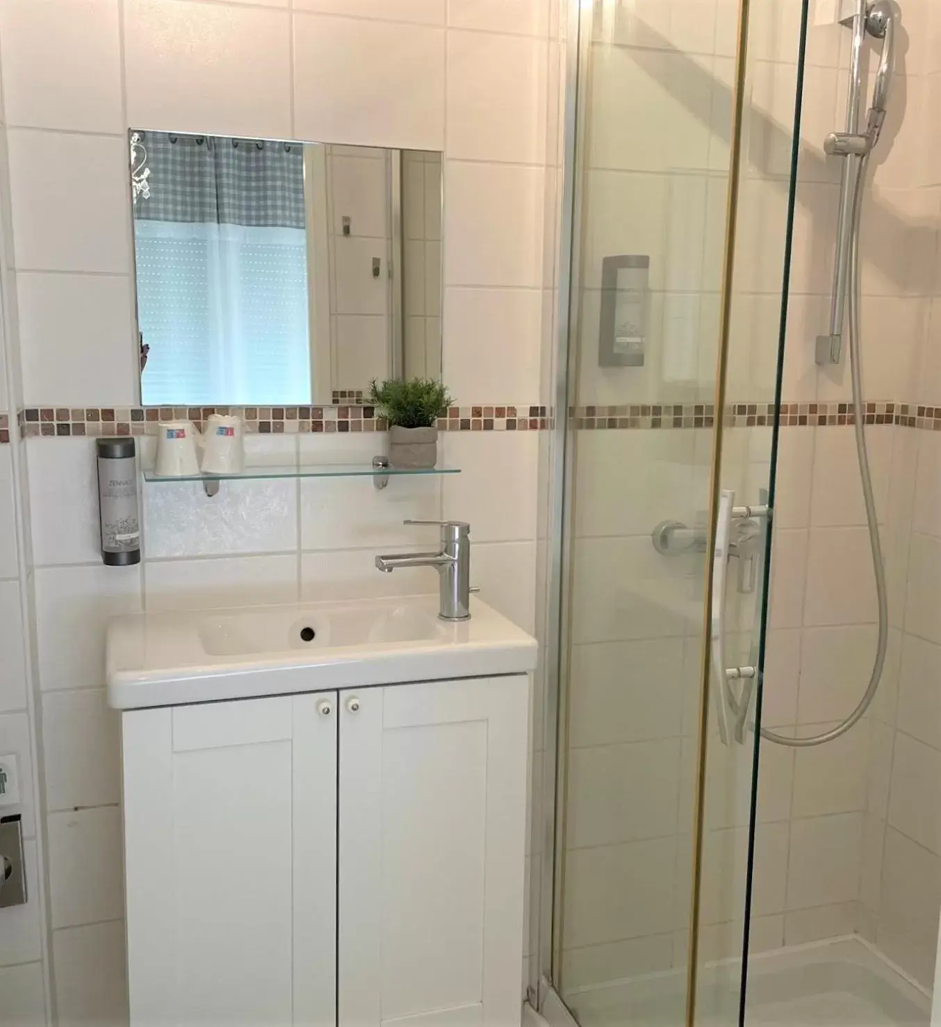 Shower, Bathroom in Hôtel Le Méditerranée