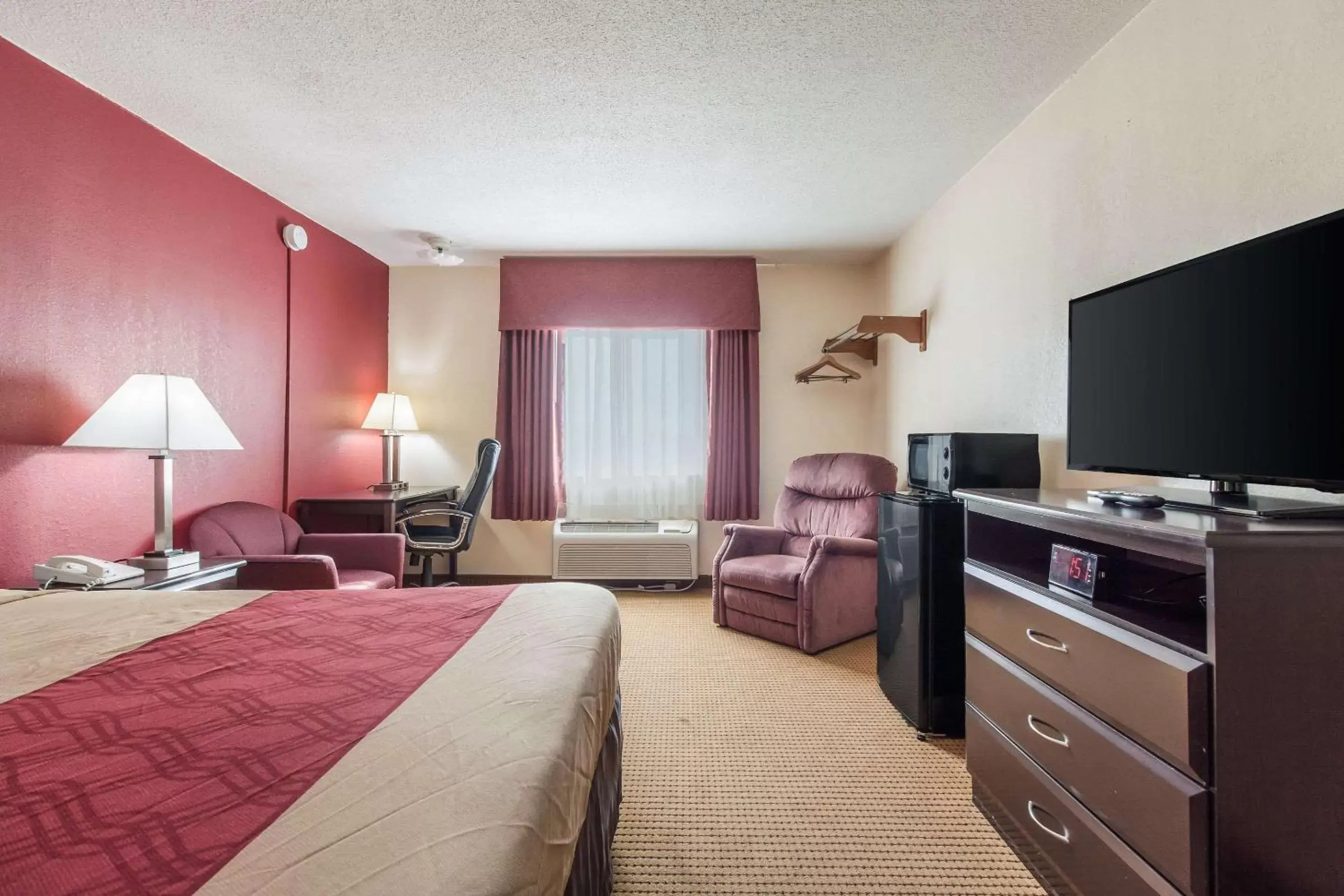 Photo of the whole room, TV/Entertainment Center in Econo Lodge Lexington