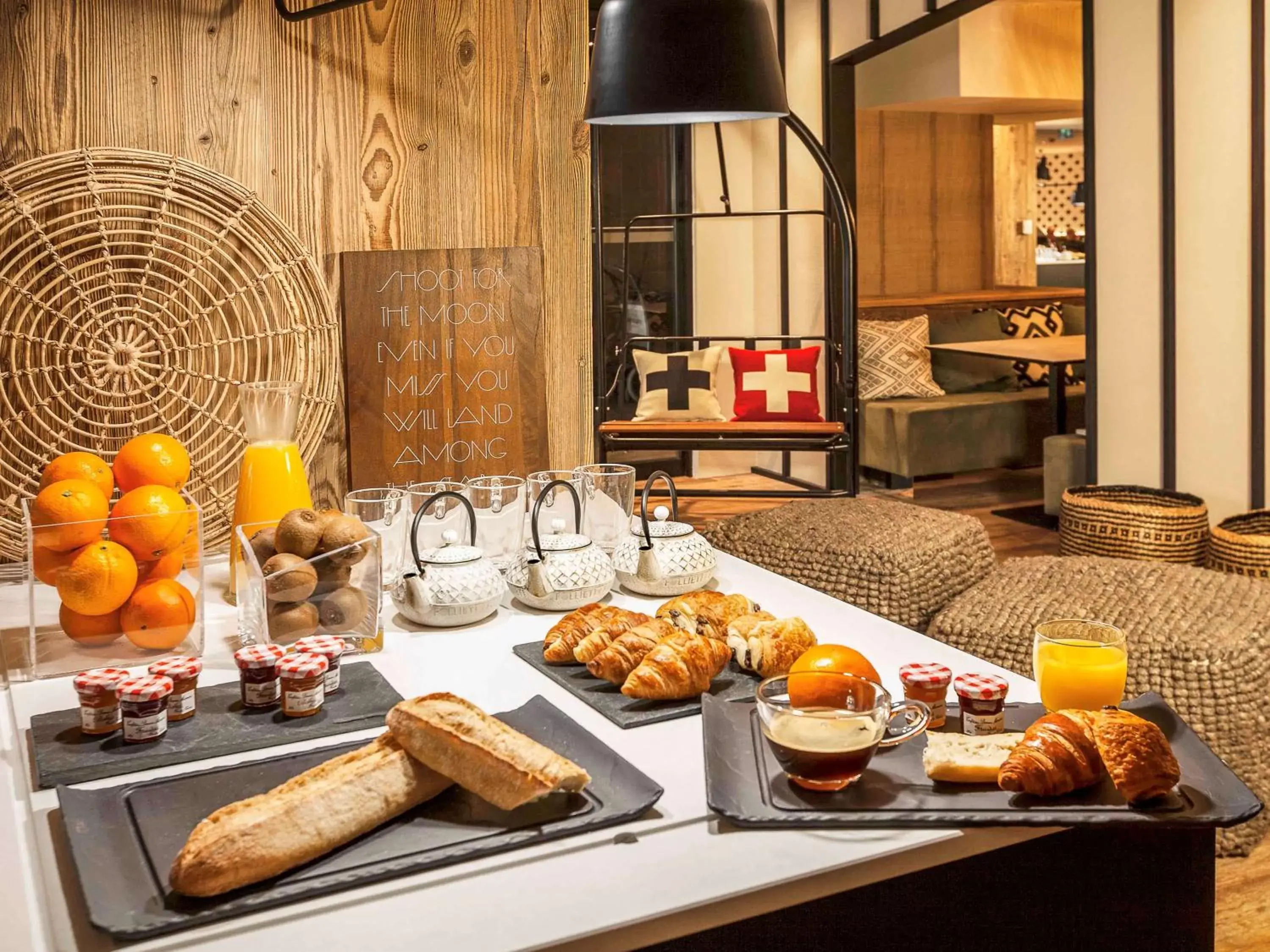 Lounge or bar, Breakfast in Mercure Chambéry Centre