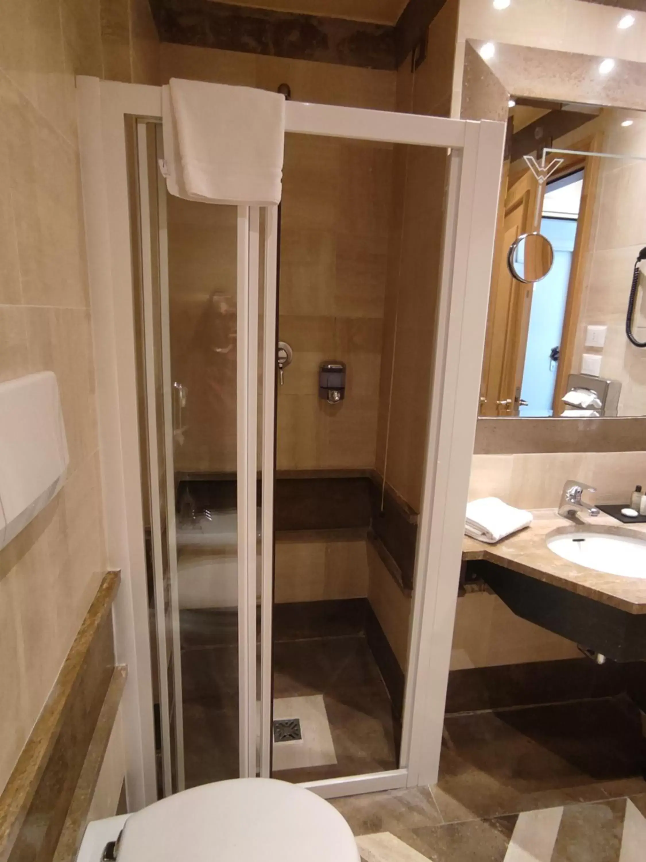 Bathroom in Hotel White
