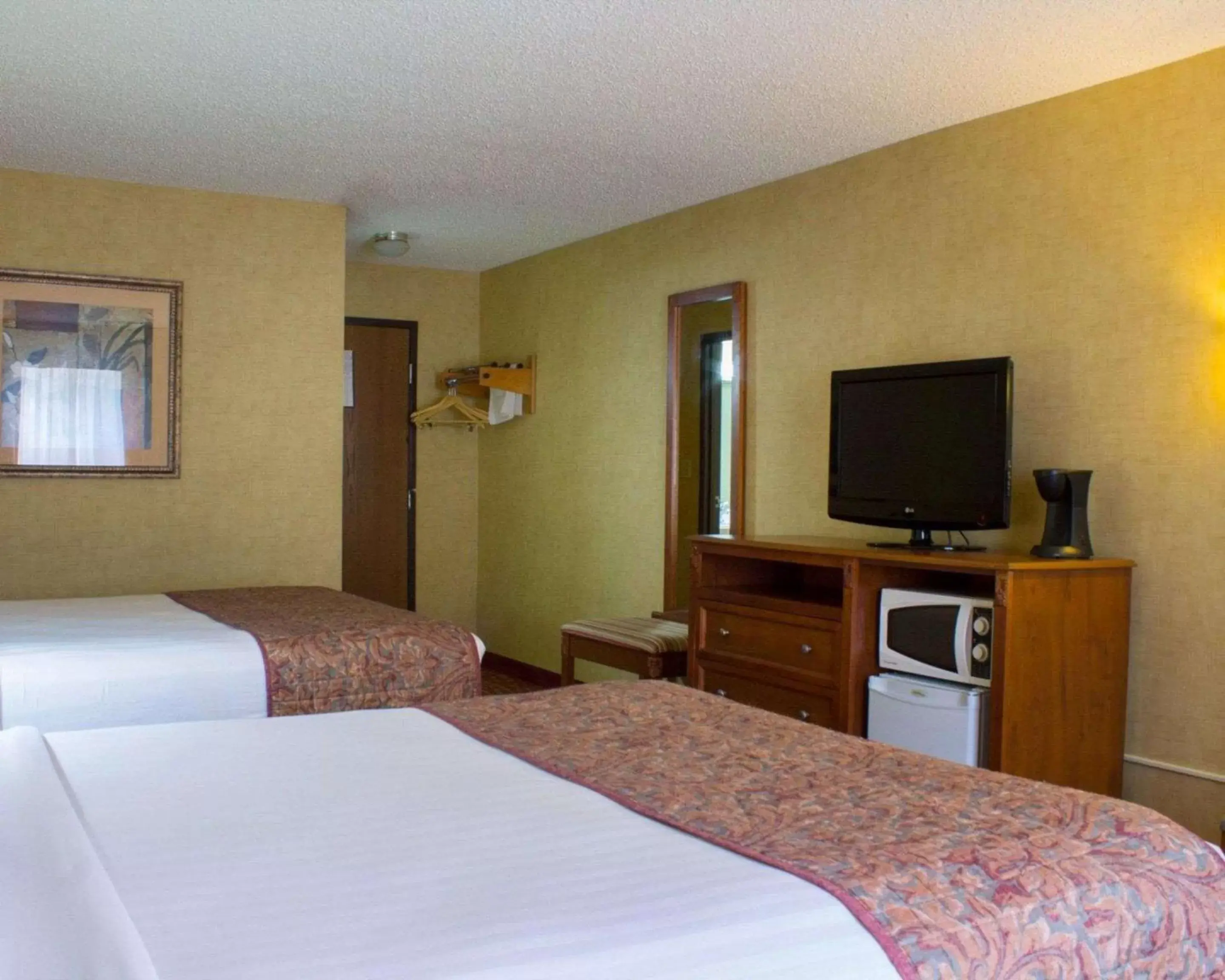 Photo of the whole room, Bed in Rodeway Inn Columbia Mall Loop