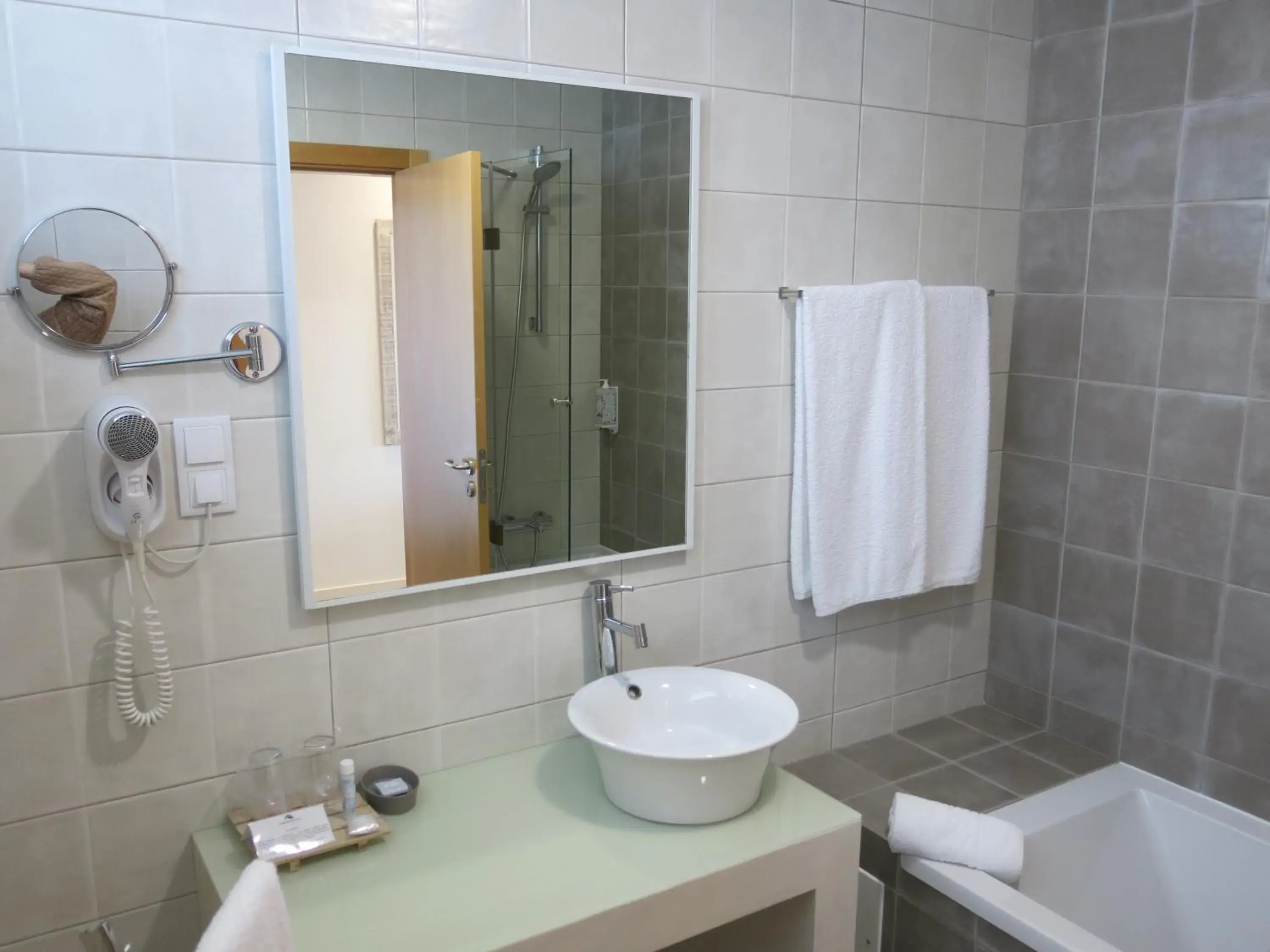 Bedroom, Bathroom in Hotel Casa Do Outeiro