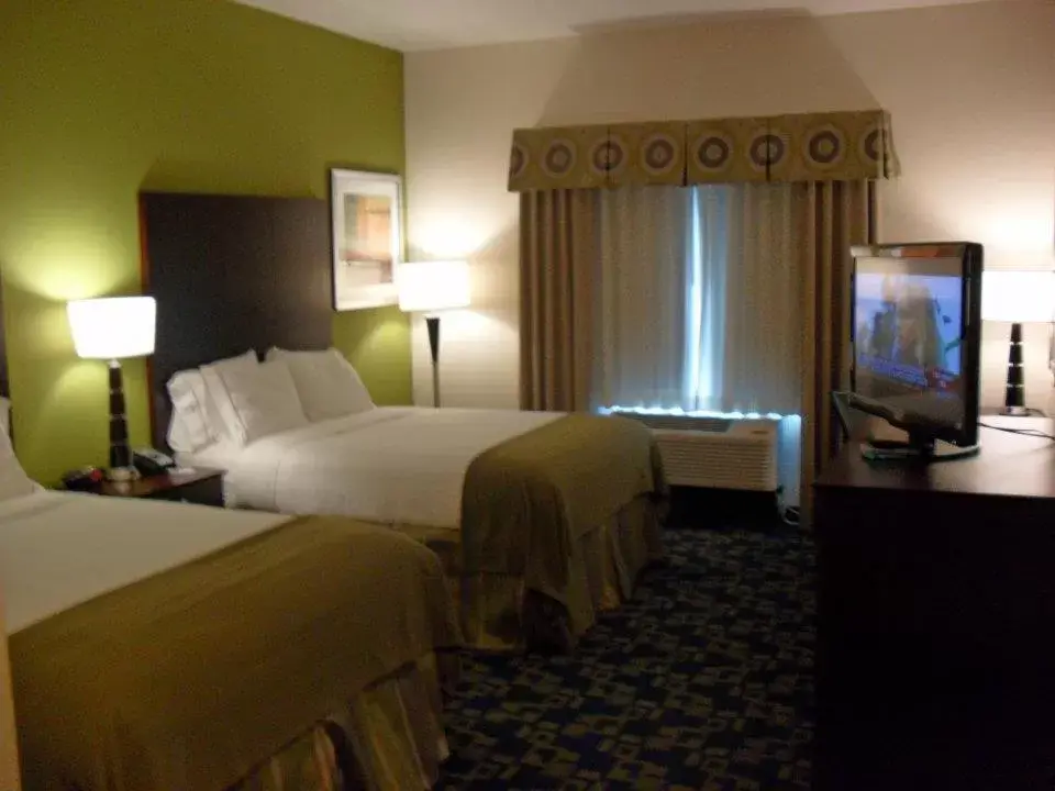 Bed in Holiday Inn Express and Suites Urbandale Des Moines, an IHG Hotel