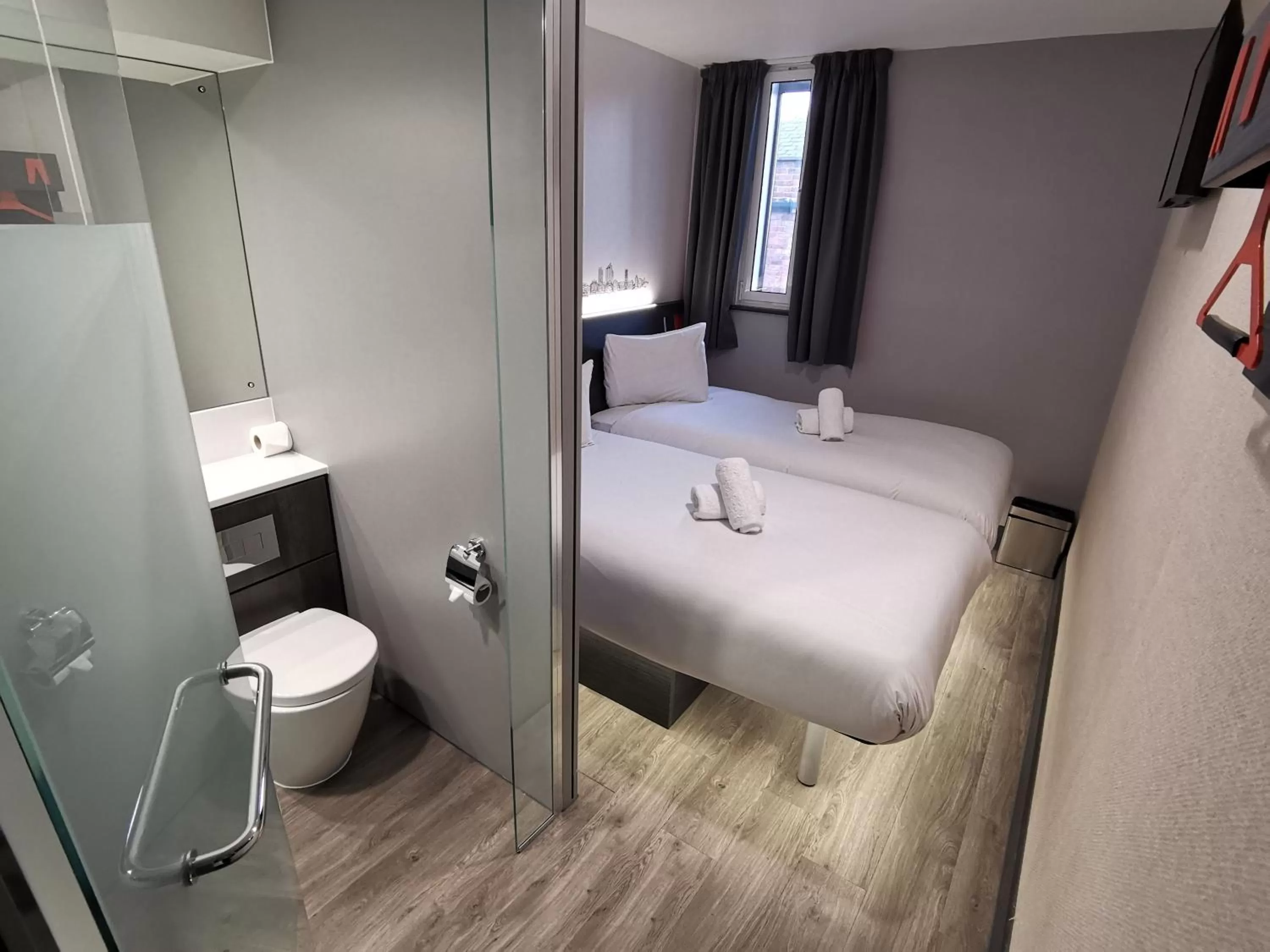 Toilet, Bed in easyHotel Leeds