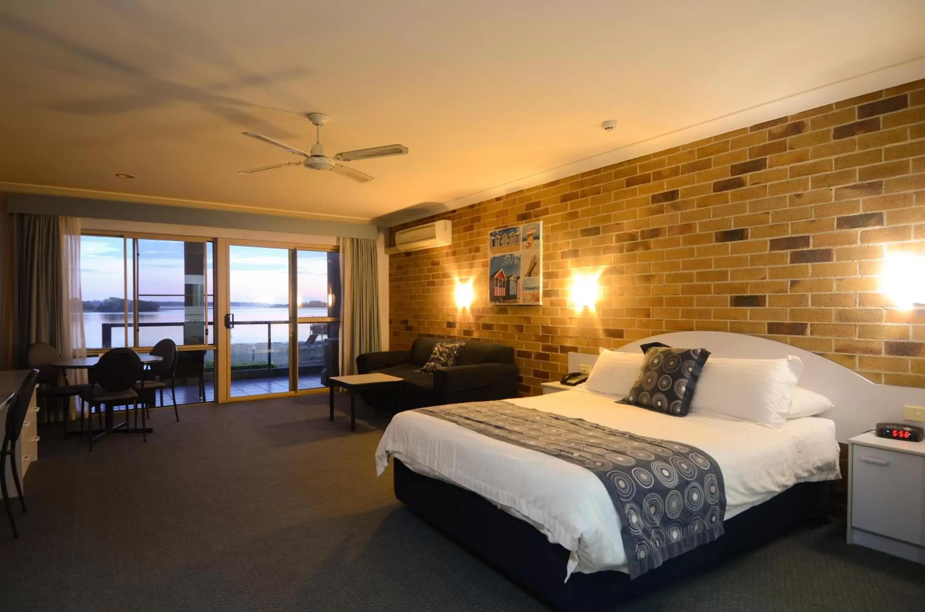 Bedroom, Bed in Moby Dick Waterfront Resort Motel
