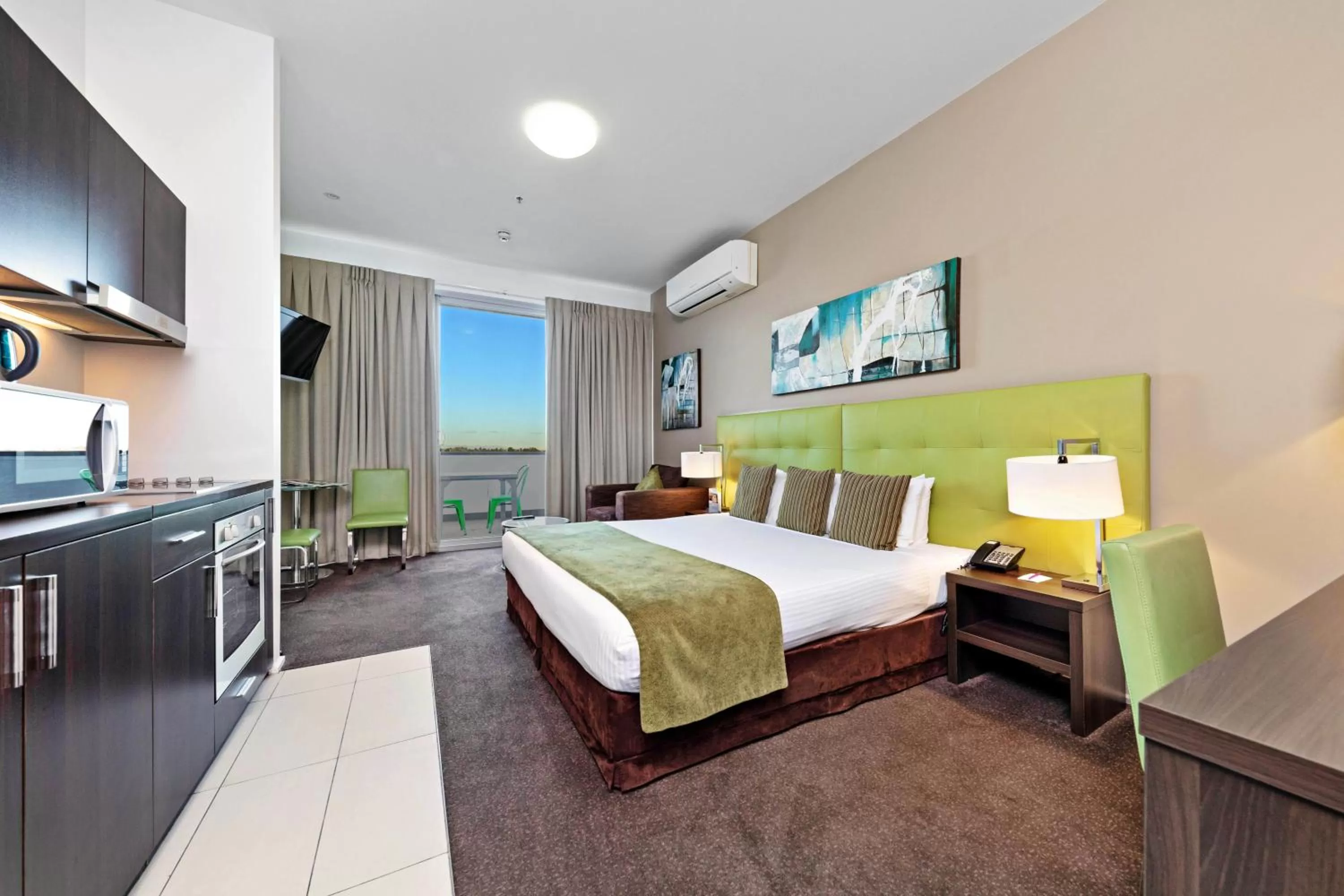 Kitchen or kitchenette, Bed in Mercure Melbourne Caroline Springs