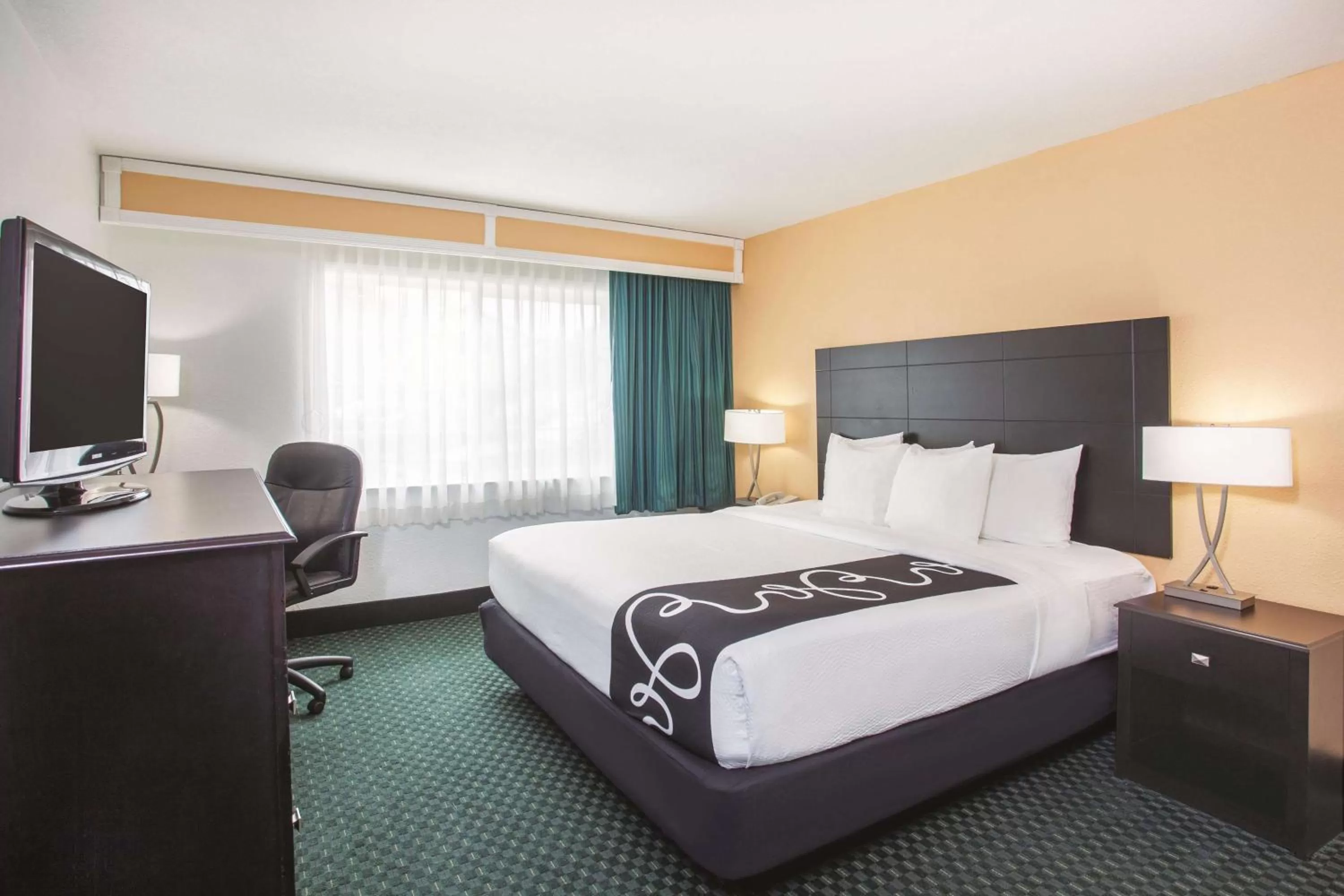 Photo of the whole room, Bed in La Quinta Inn by Wyndham Berkeley