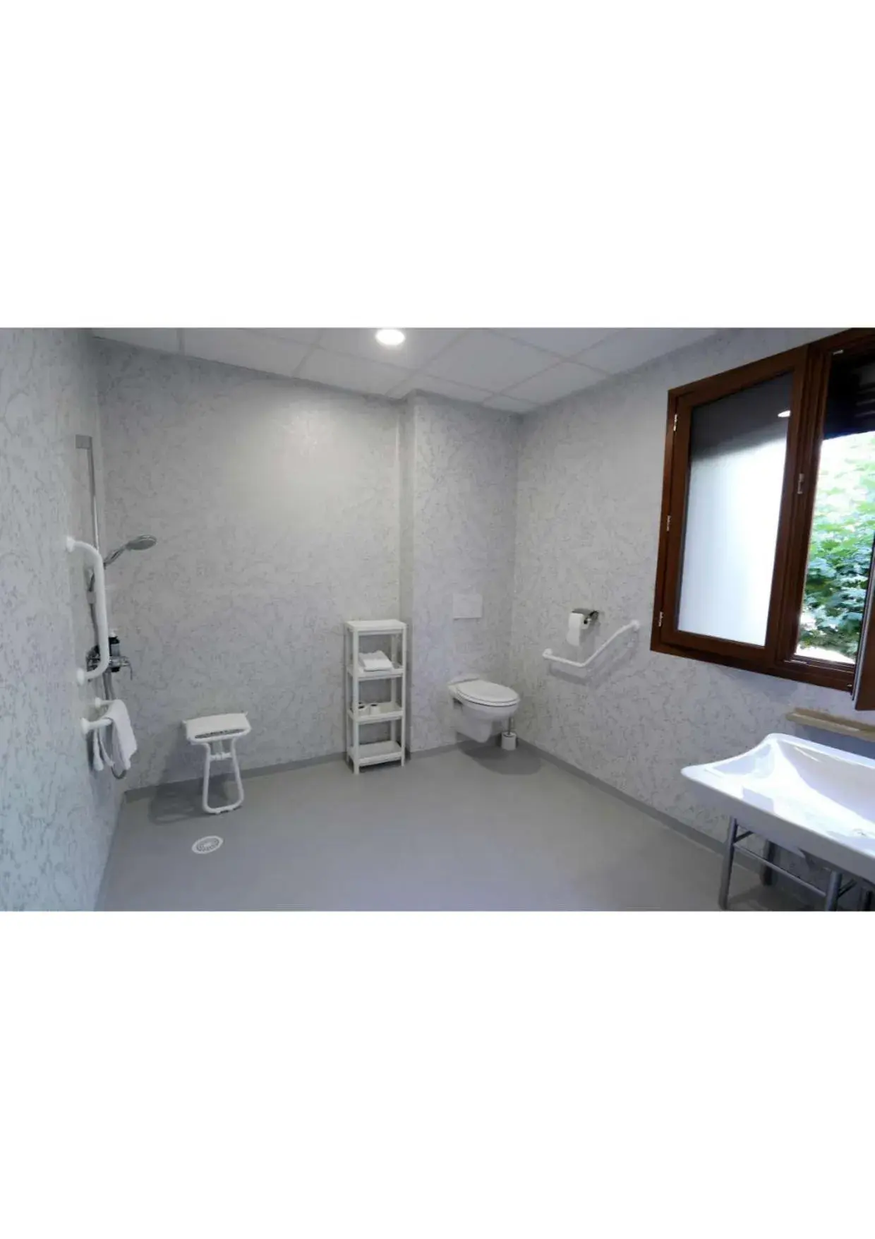 Shower, Bathroom in Hôtel Belleville
