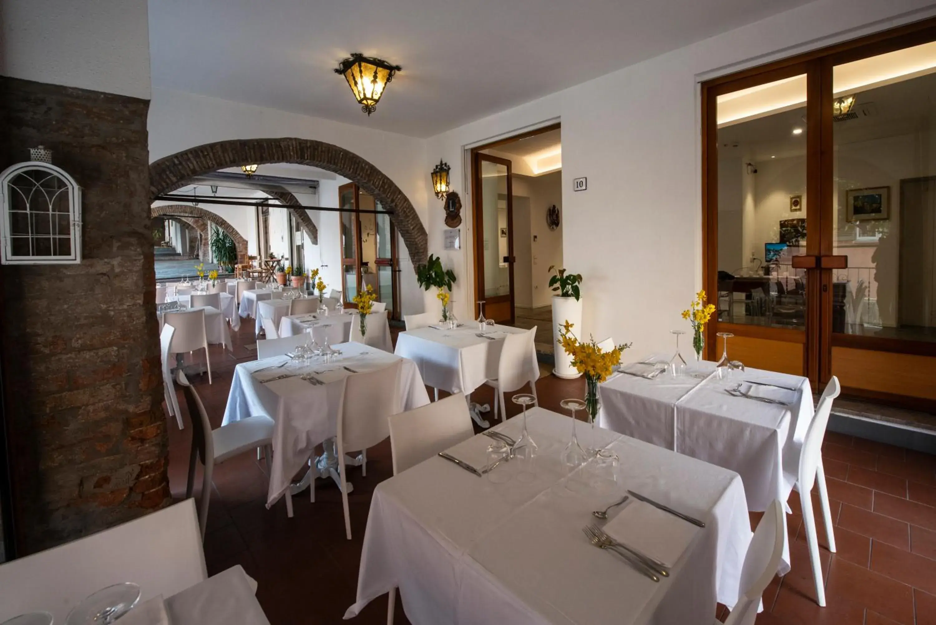 Restaurant/Places to Eat in Albergo La Rocca