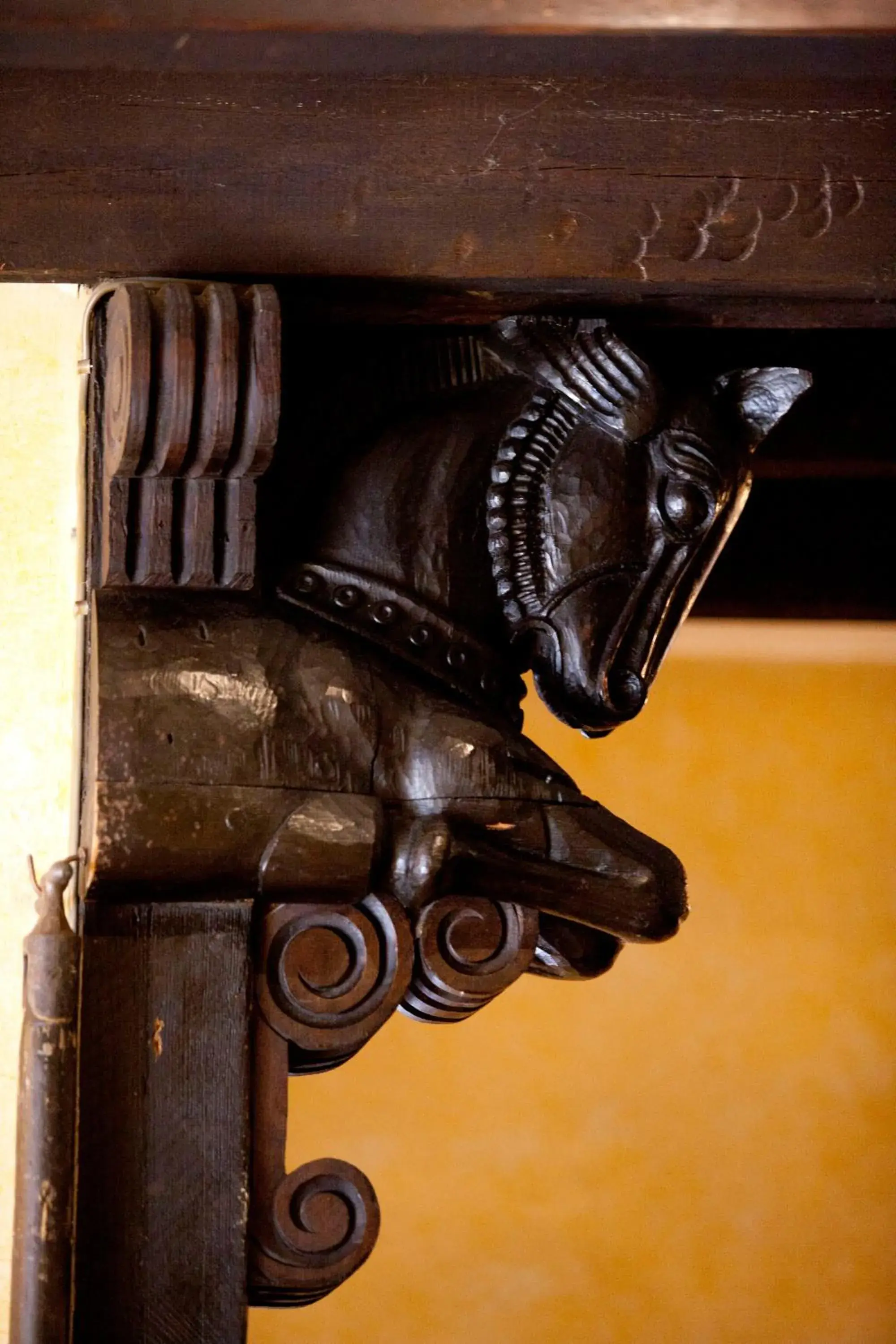 Decorative detail in The Horseshoe Inn