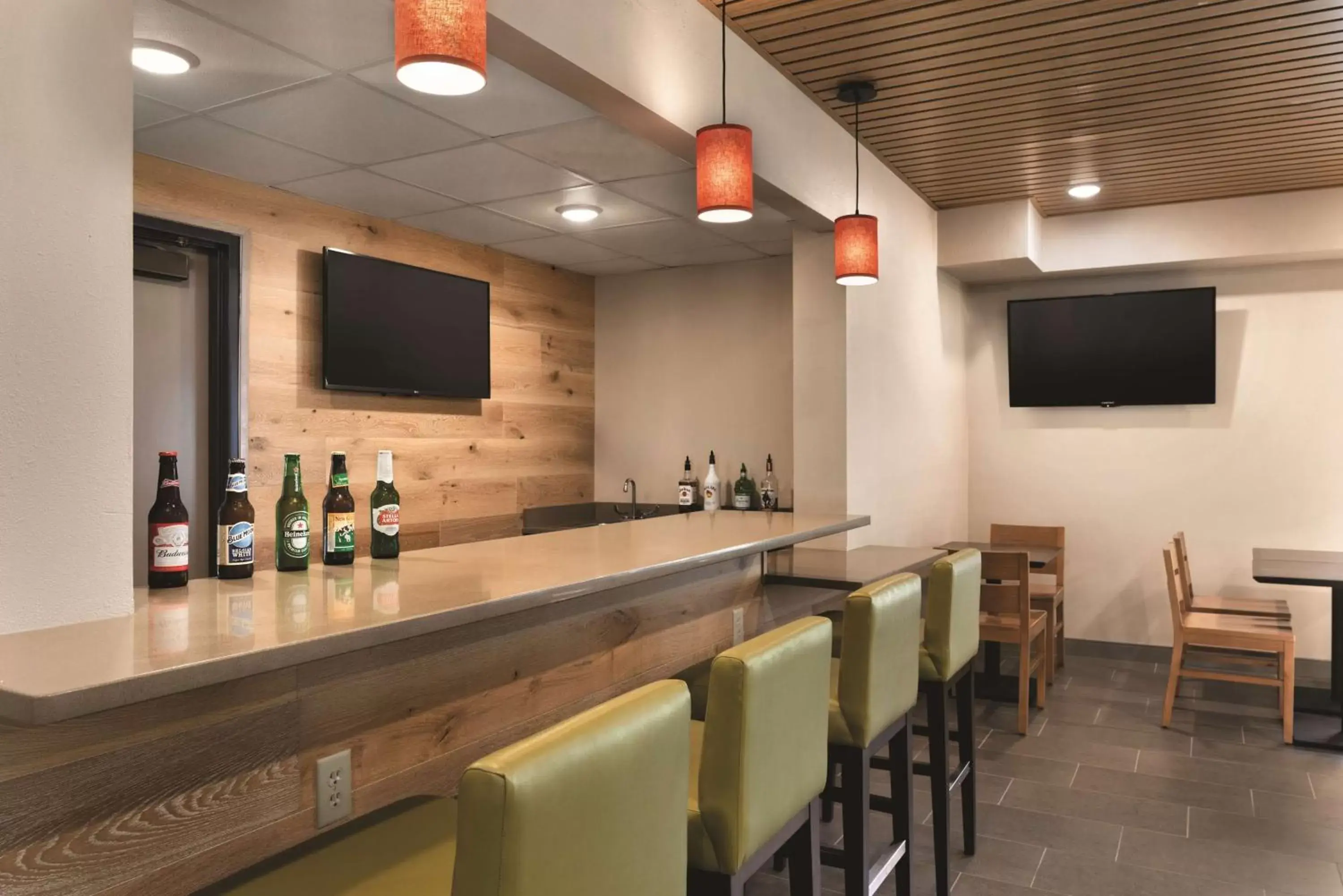Lounge or bar, Lounge/Bar in Country Inn & Suites by Radisson, La Crosse, WI