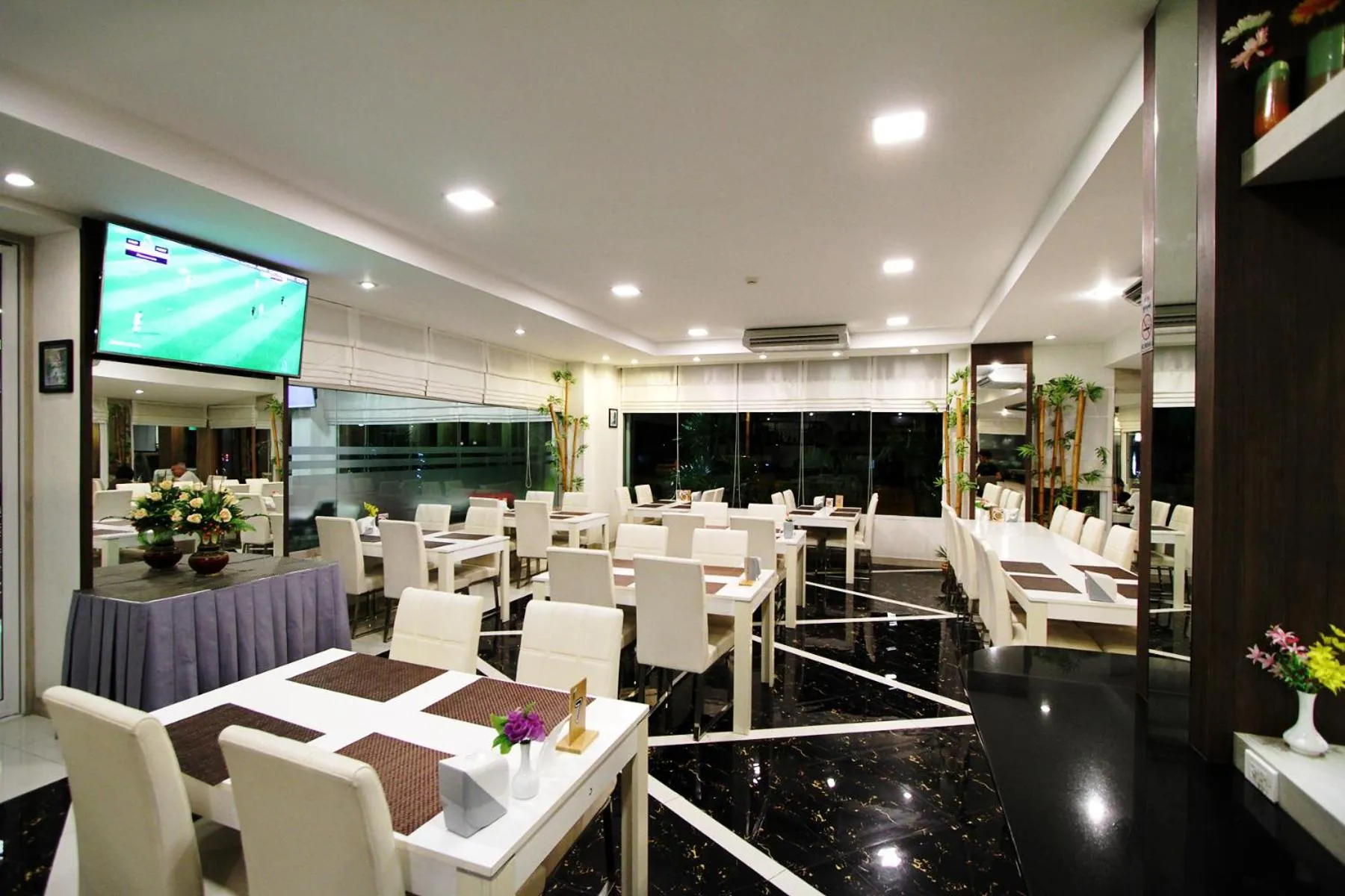 Restaurant/places to eat in The Contrast i Hotel