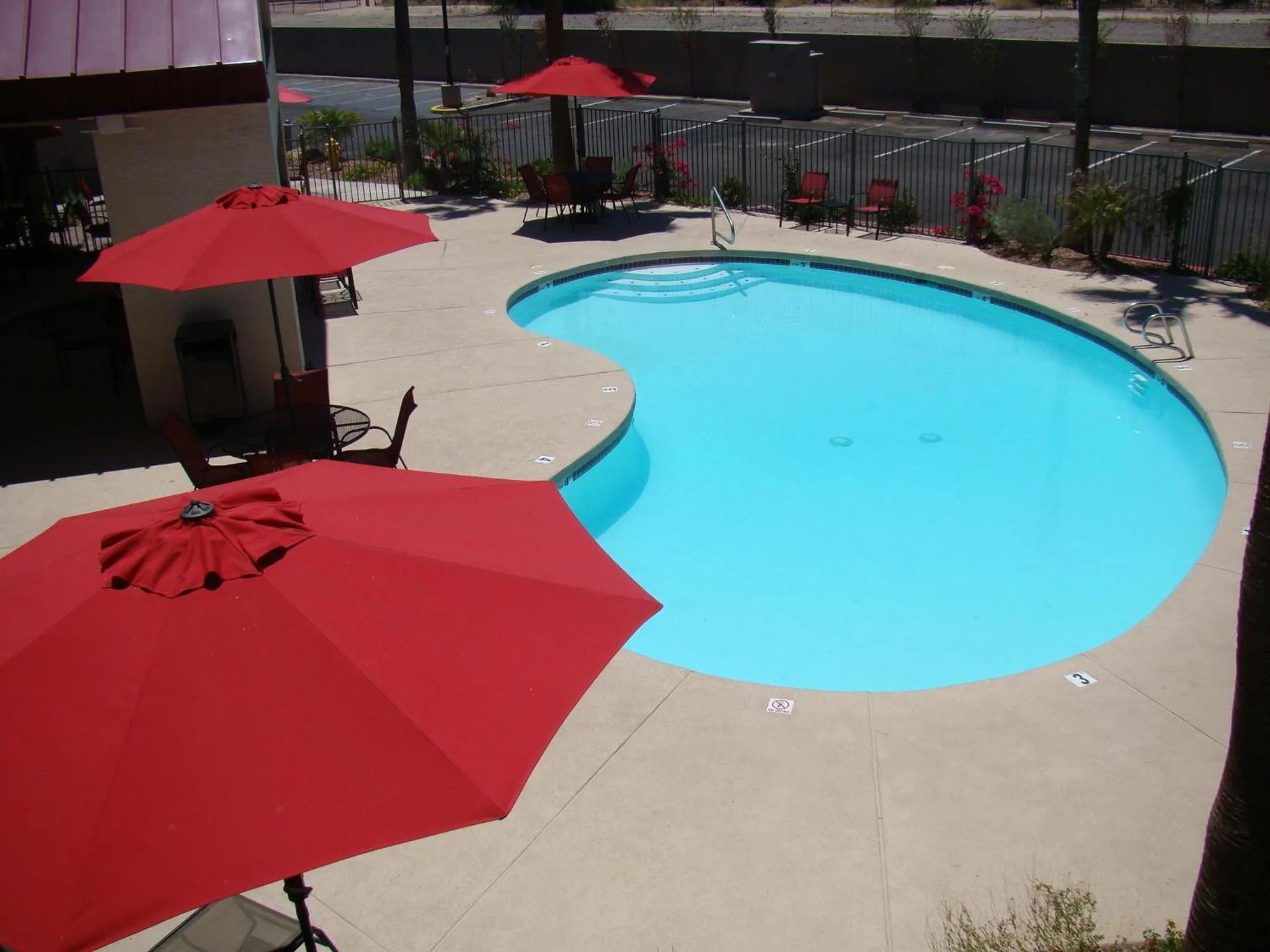 Swimming pool in Infinity Inn & Suites
