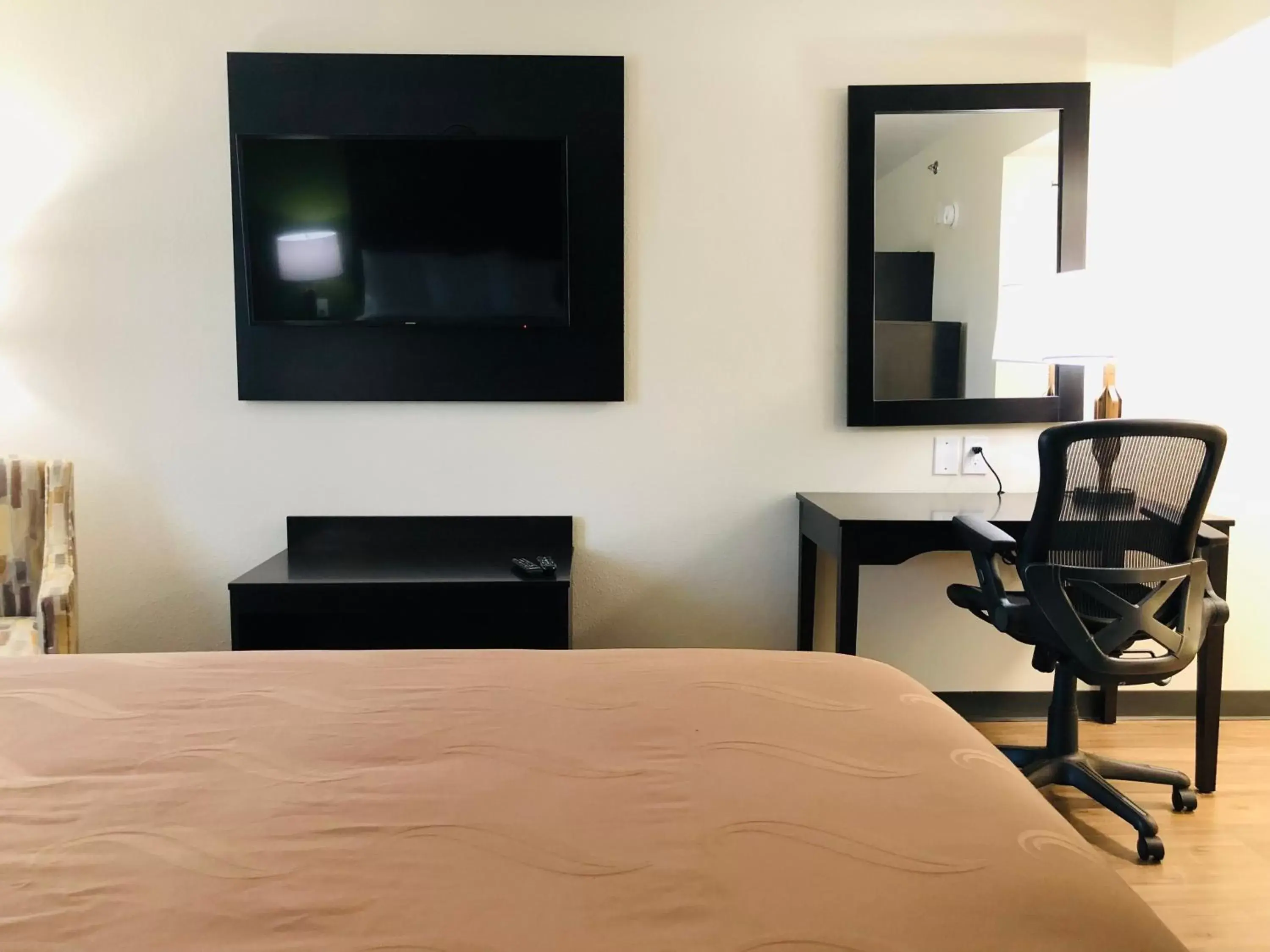 TV and multimedia, Bed in Quality Inn & Suites Lake Charles