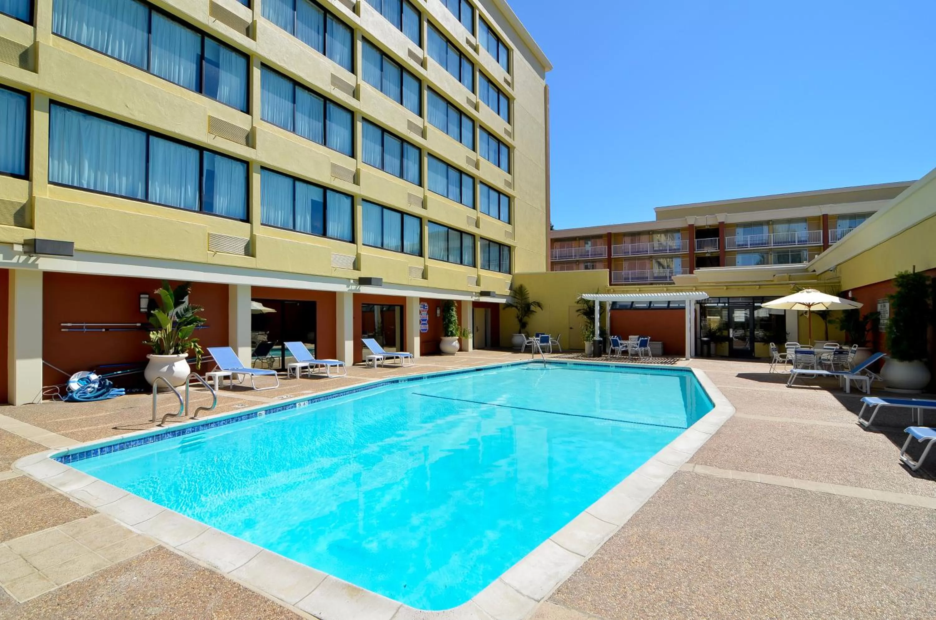Swimming pool in Clarion Hotel Concord-Walnut Creek