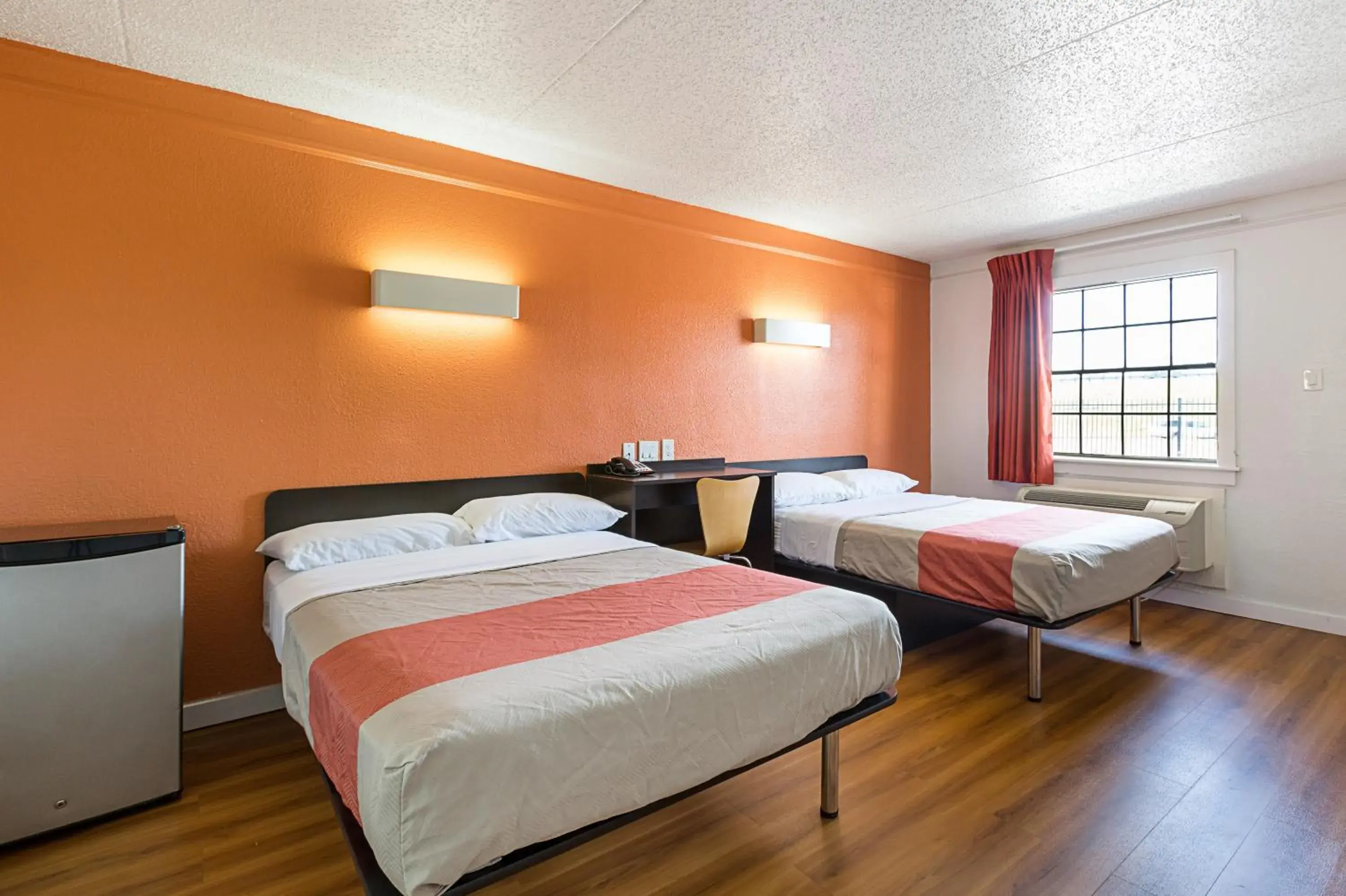 Bedroom, Bed in Motel 6-Dallas, TX - Market Center