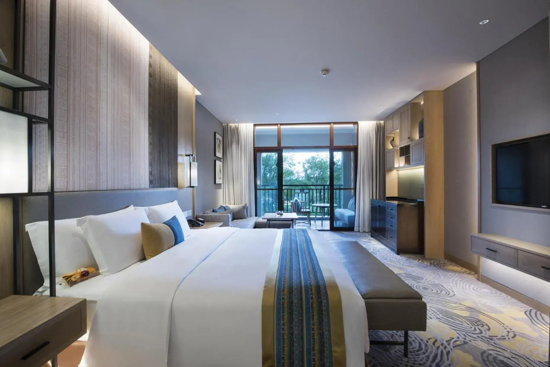 Bedroom, Bed in Crowne Plaza - Kunming Ancient Dian Town by IHG Bedroom, Bed in Crowne Plaza - Kunming Ancient Dian Town by IHG