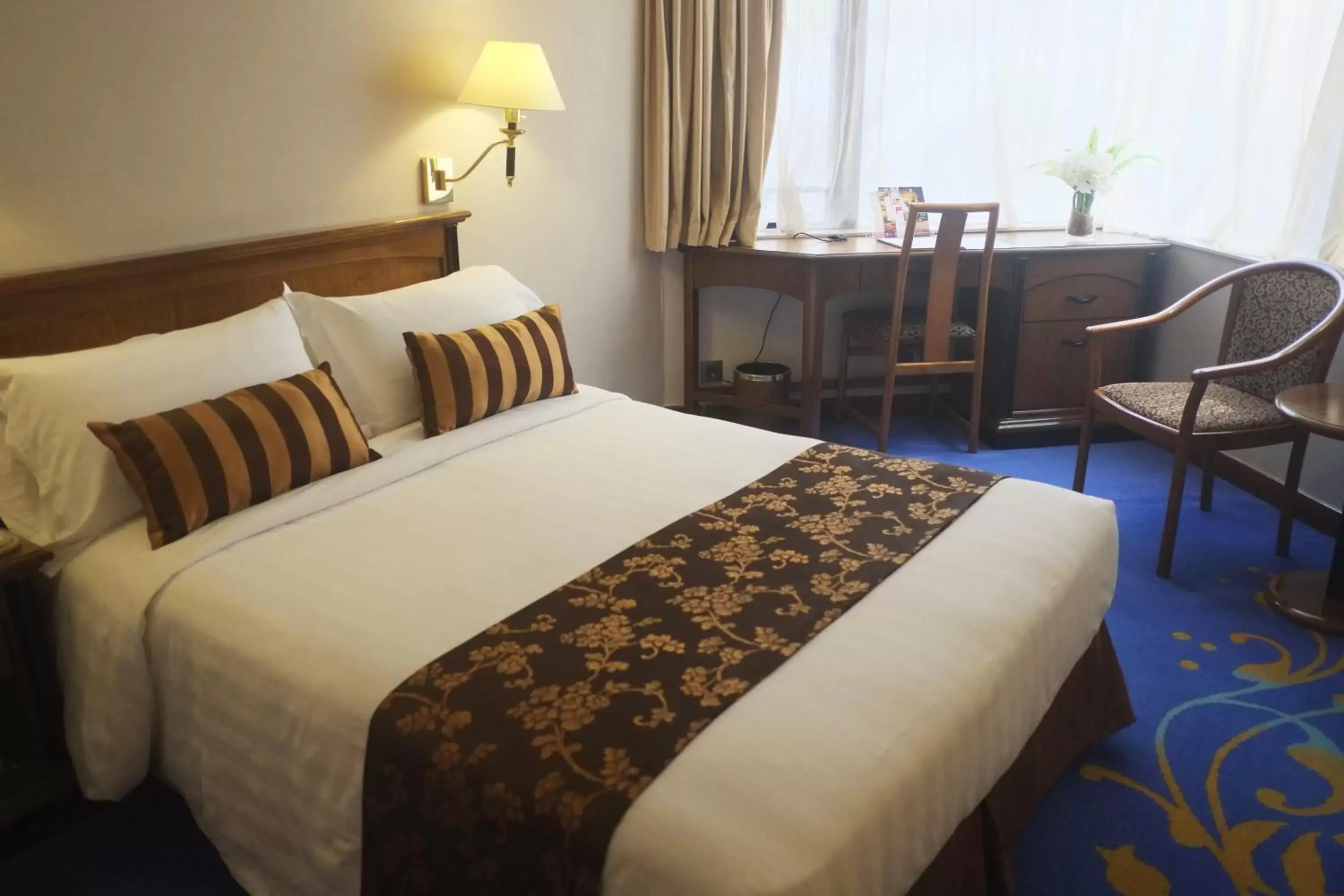 Photo of the whole room, Bed in Kimberley Hotel