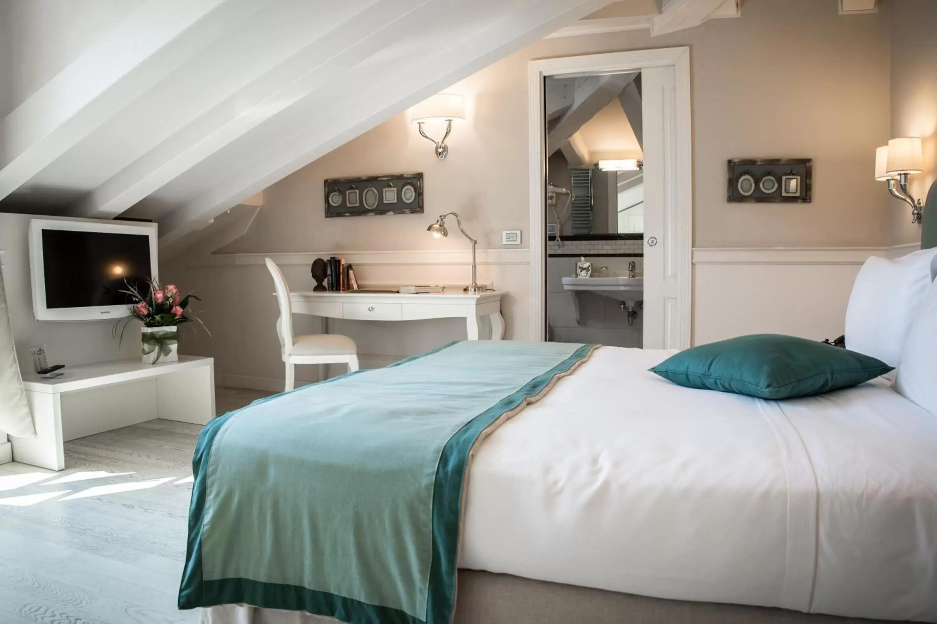 Bedroom, Bed in Victoria Hotel Letterario Bedroom, Bed in Victoria Hotel Letterario