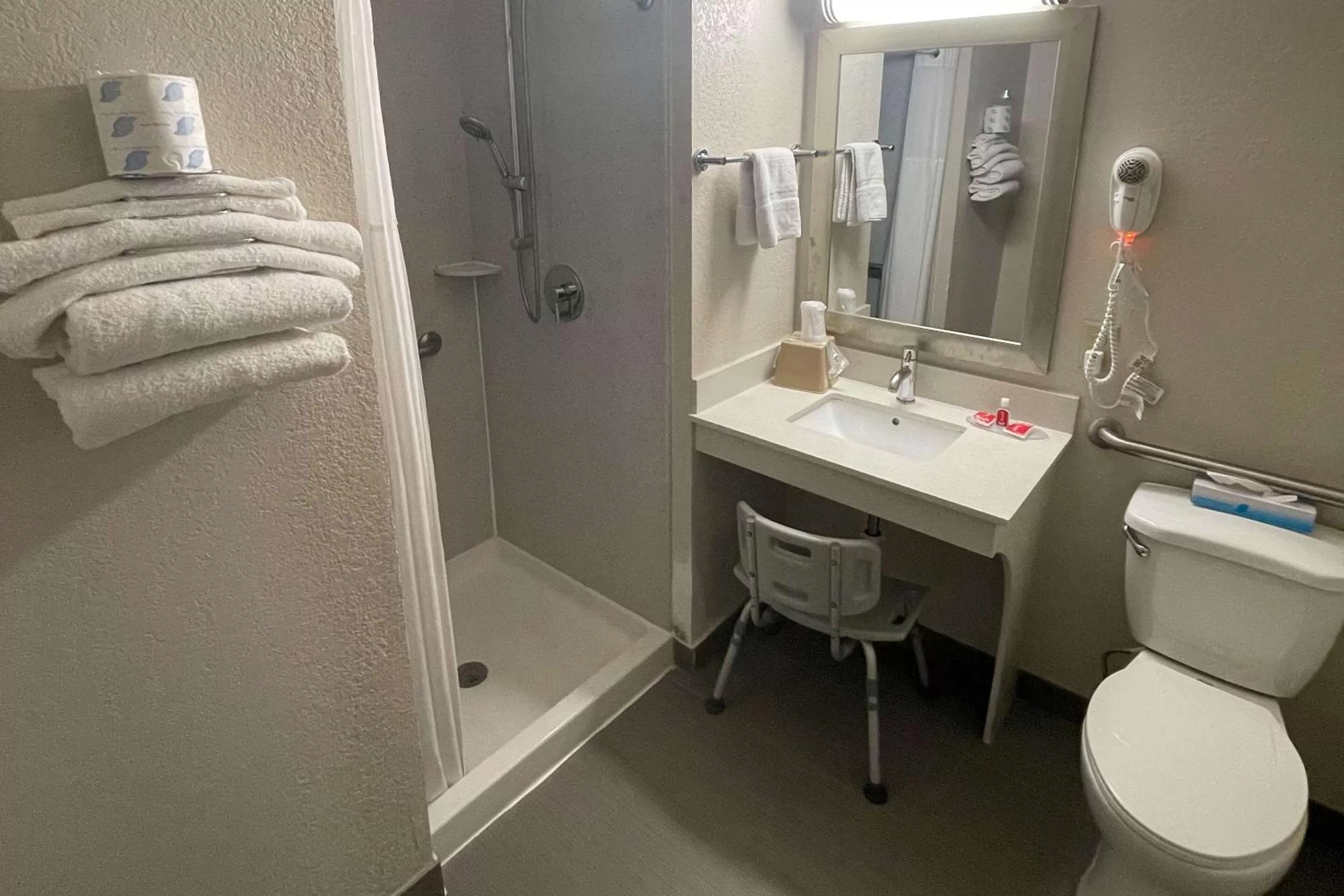 Bedroom in Econo Lodge Cartersville-Emerson Lake Point