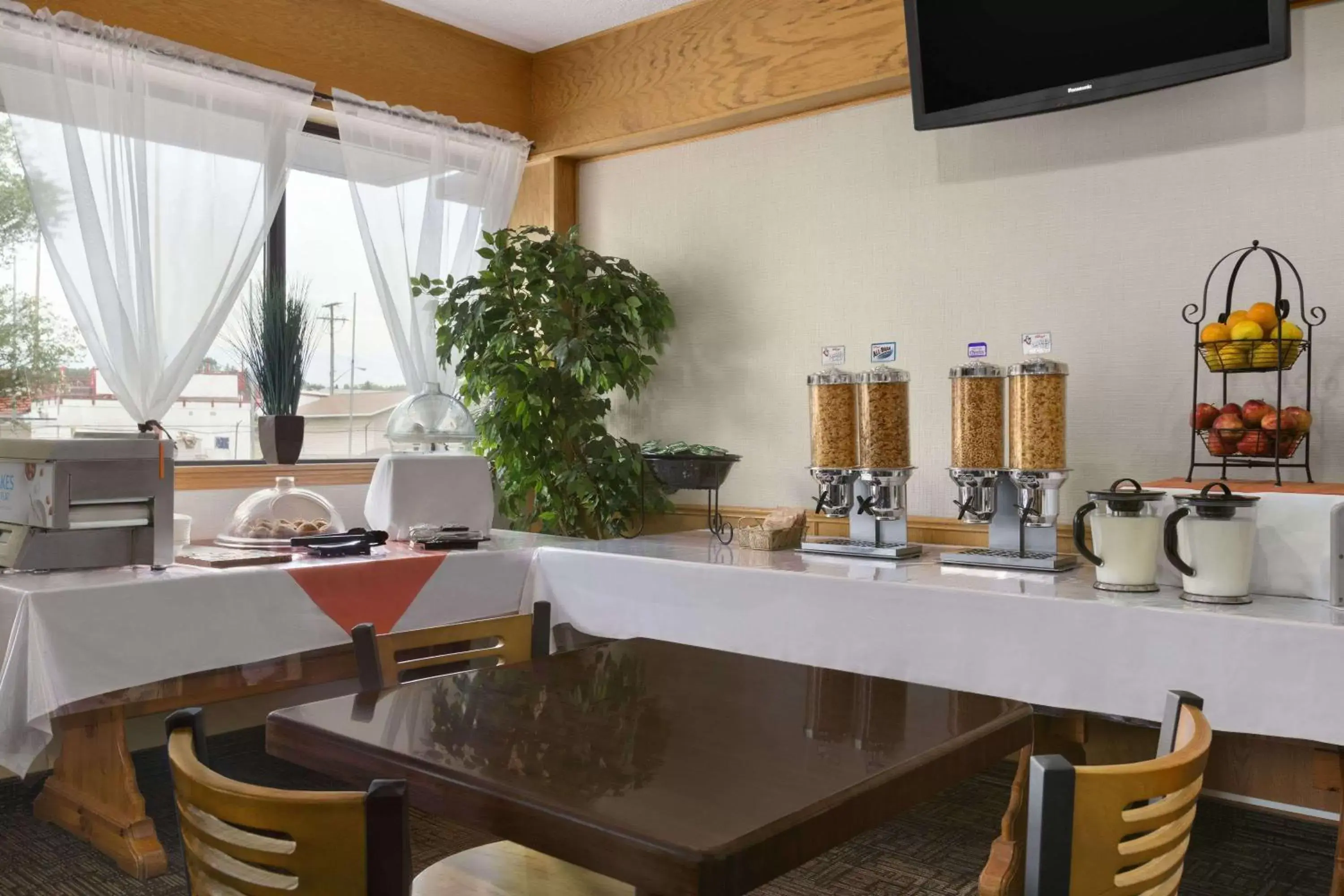 Restaurant/places to eat, Kitchen/Kitchenette in Travelodge by Wyndham Thunder Bay ON