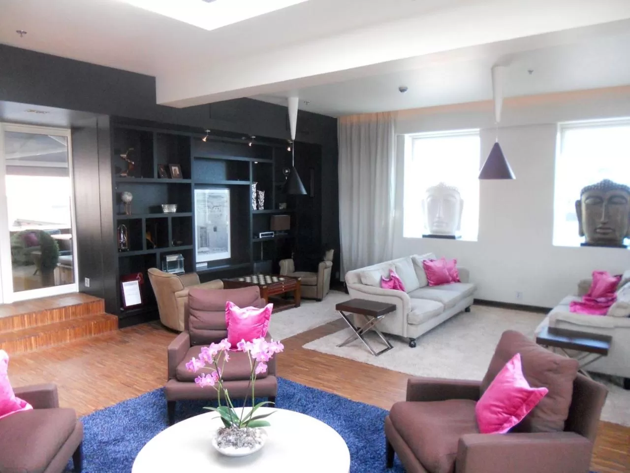 Communal lounge/ TV room in Home Hotel Folketeateret