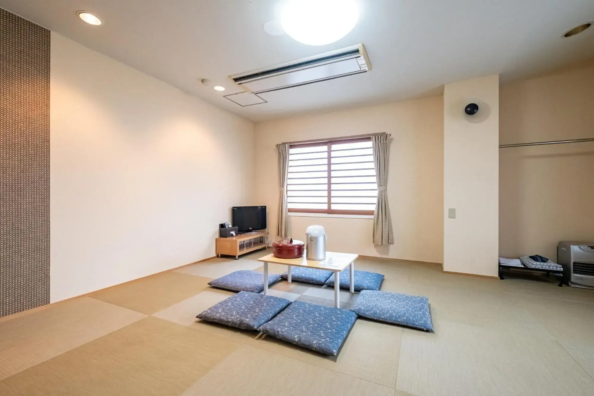 Photo of the whole room, Seating Area in Kawaguchiko Station Inn