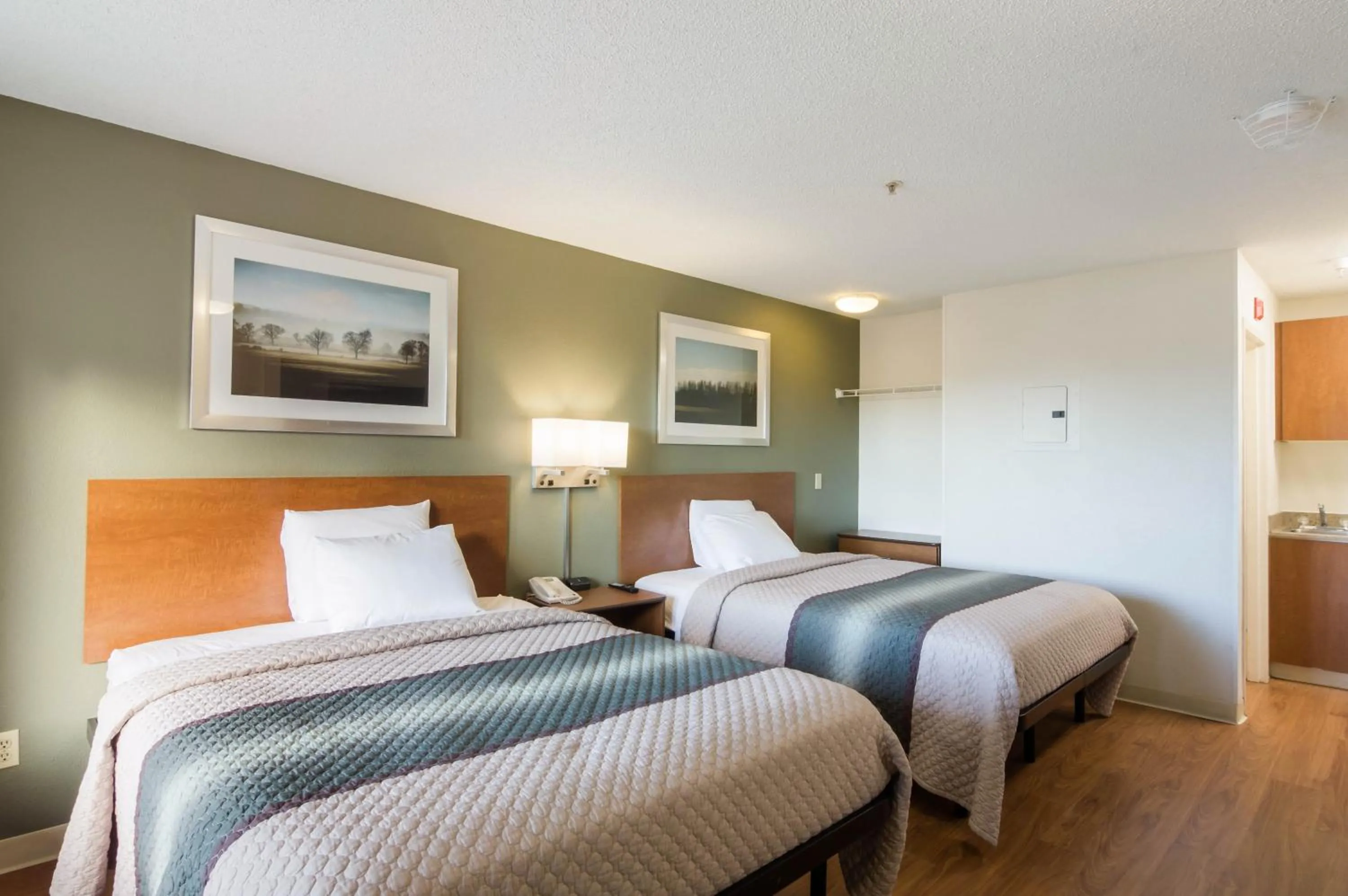 Photo of the whole room, Bed in HomeTowne Studios by Red Roof Denver - Thornton