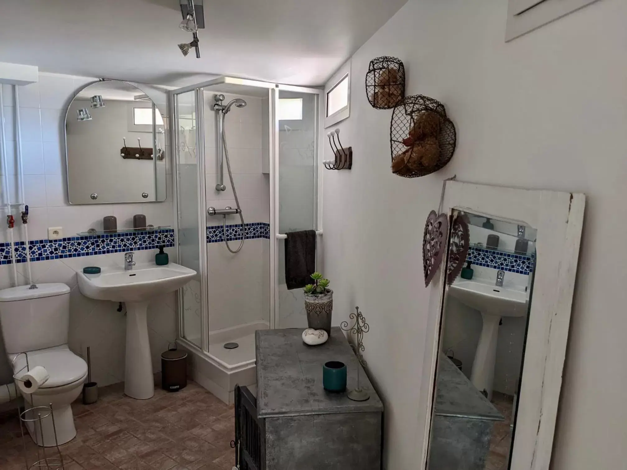 Shower, Bathroom in MAS TRAMONTANE chambres d'hôtes avec parc arboré & piscine