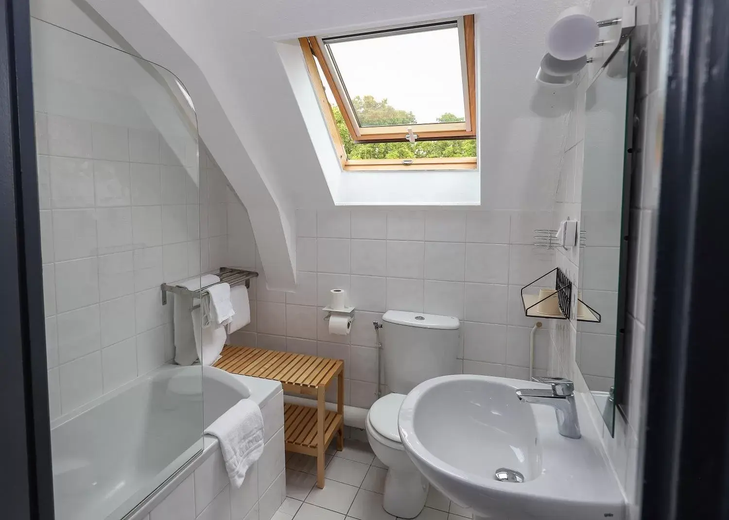 Bathroom in Hôtel La Réserve de Brive