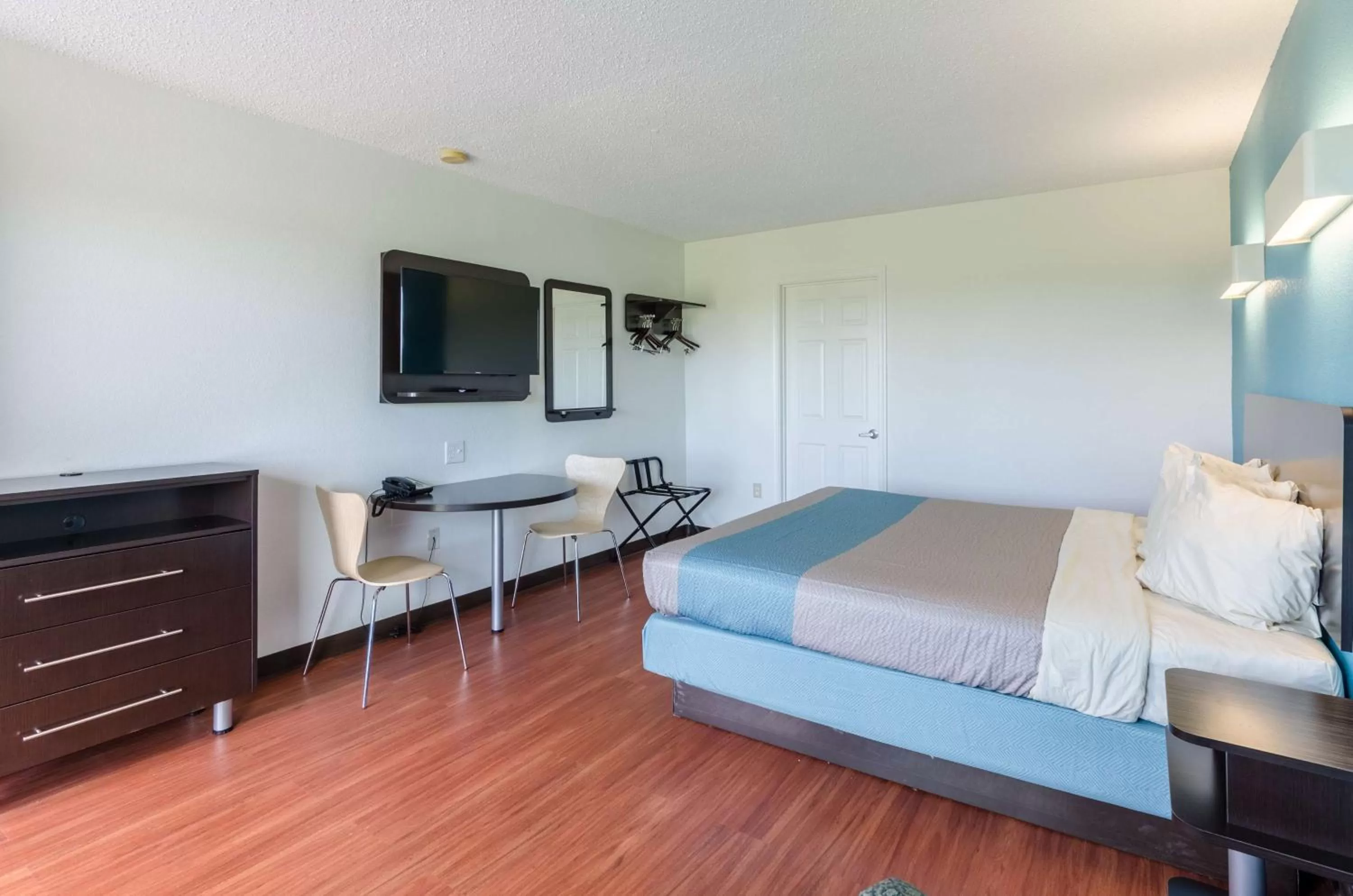 TV and multimedia, Bed in Motel 6-Lexington, VA