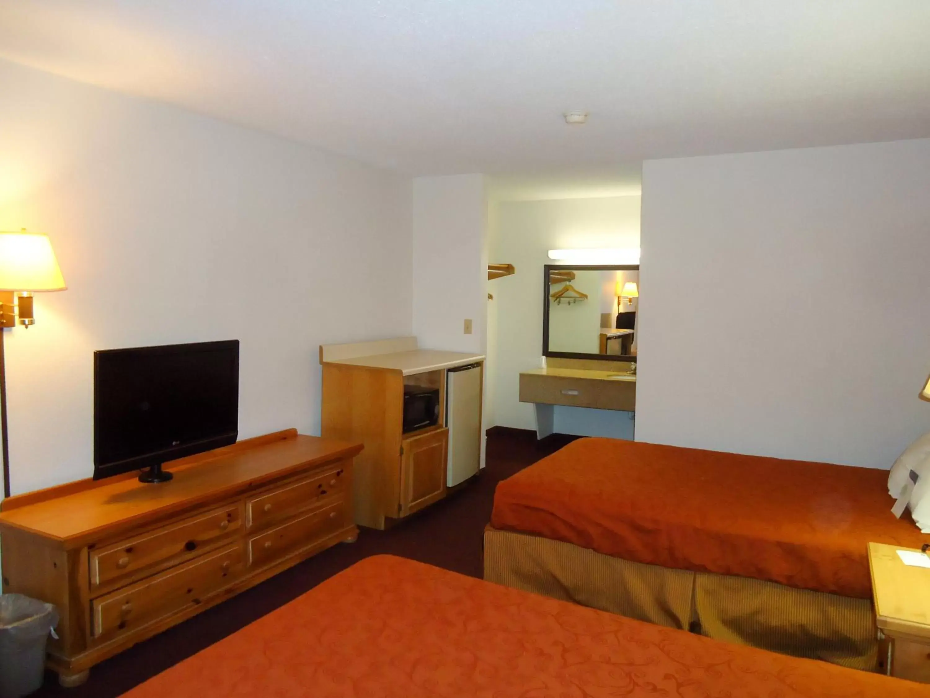 Bedroom, TV/Entertainment Center in Motel 6-Clarksville, TN