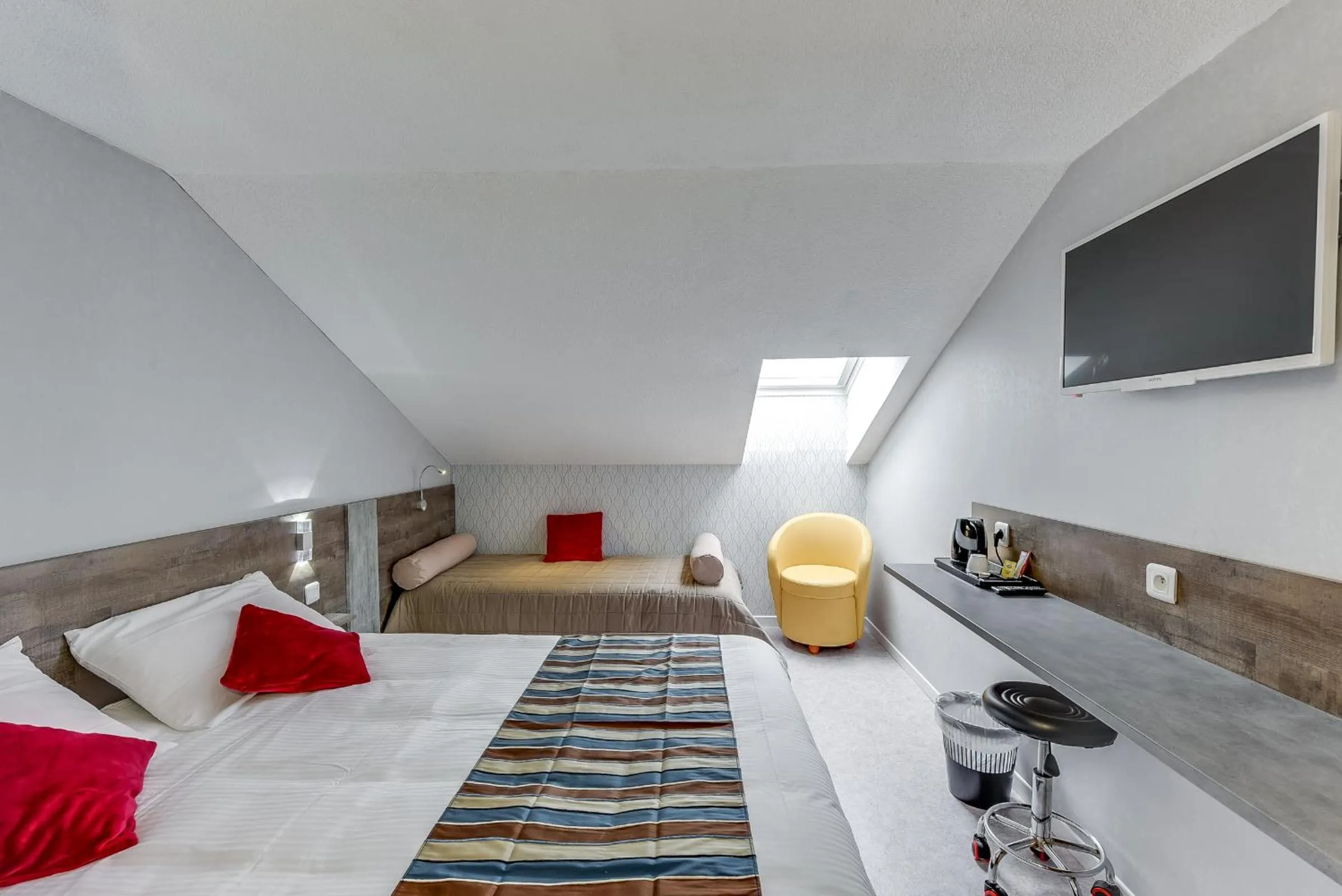 Photo of the whole room, Bed in The Originals Access, Hotel Thouars