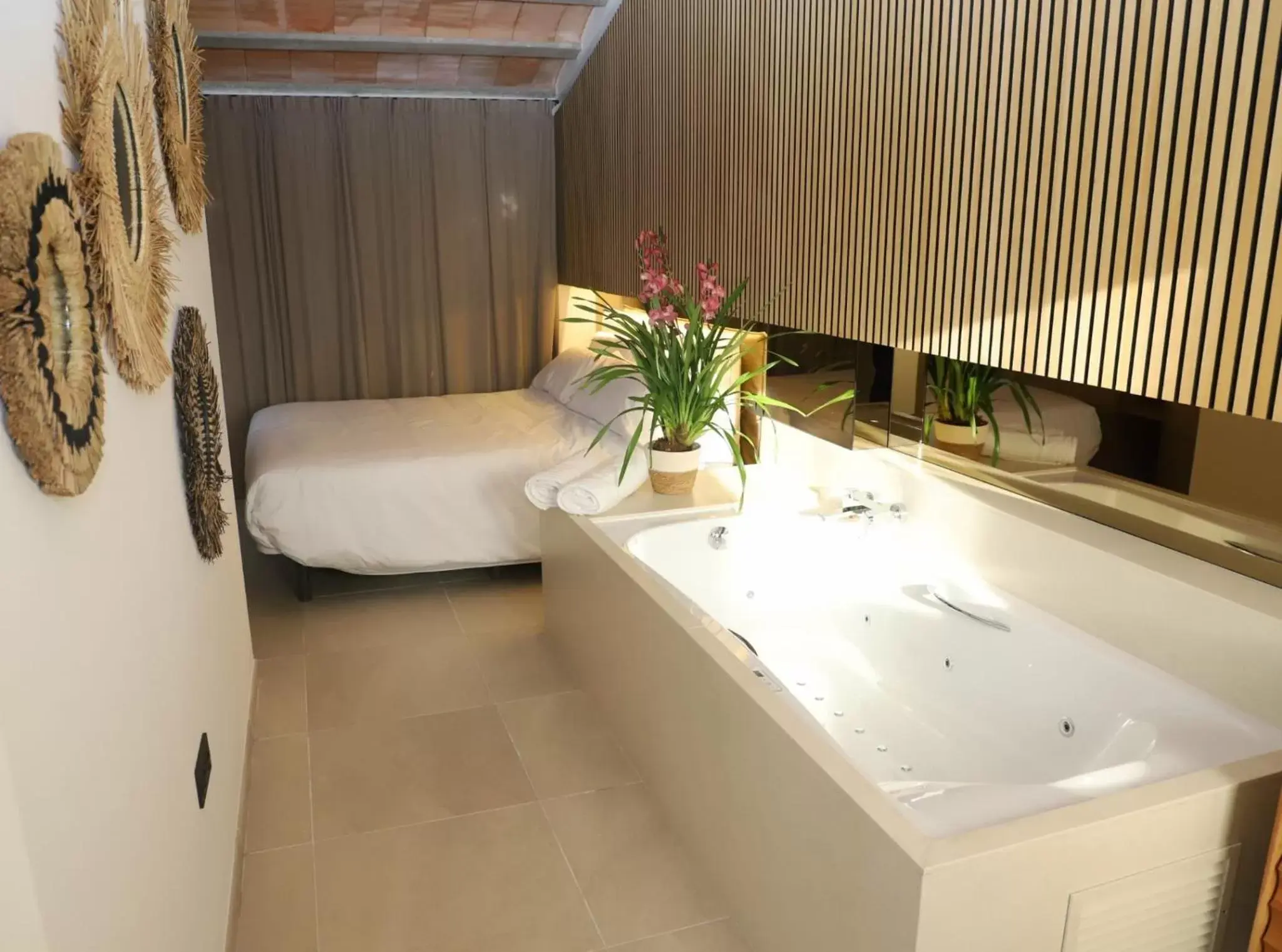 Hot Tub, Bathroom in Apartaments Les Cases del Mar