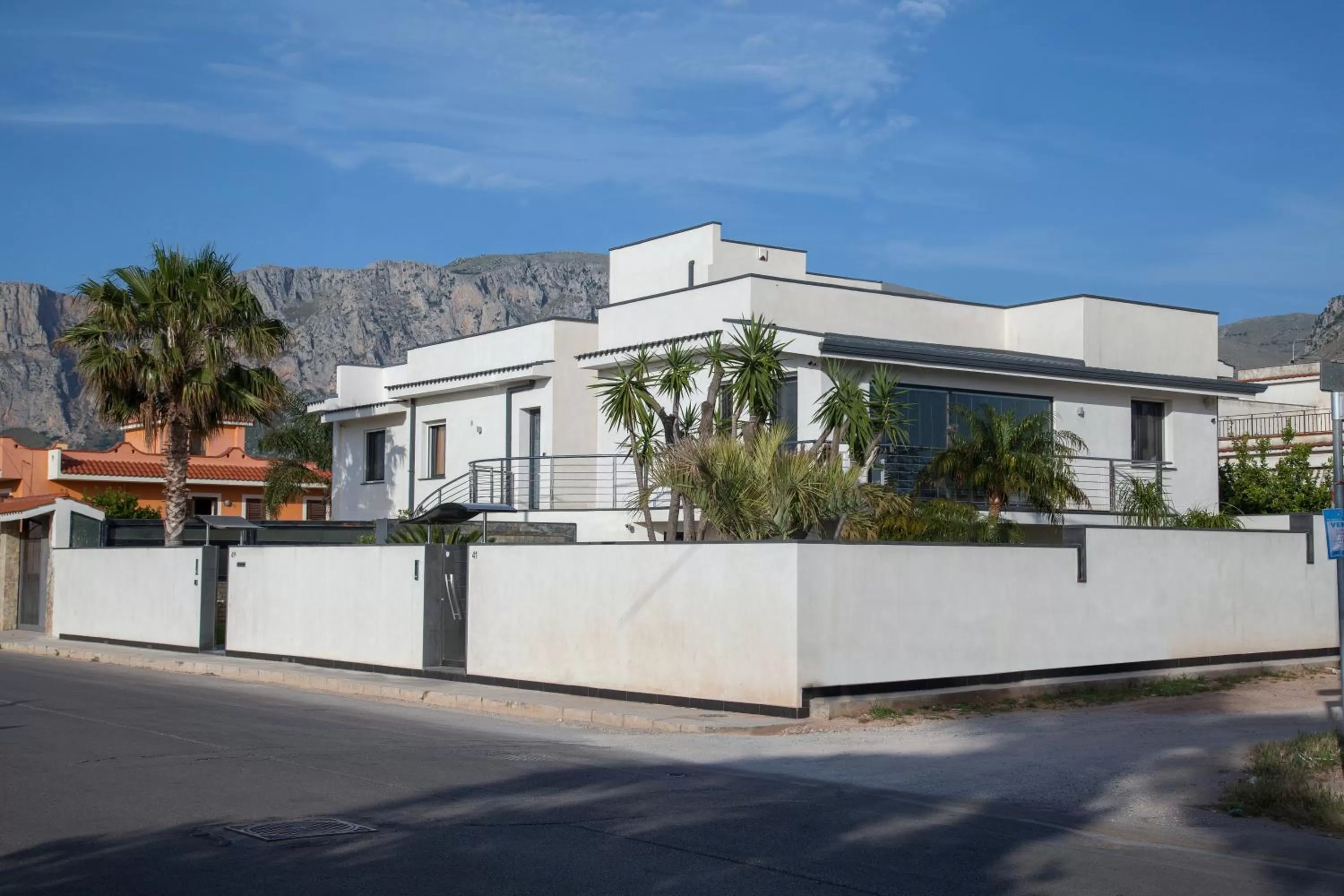 Facade/entrance in Tra Le Braccia di Morfeo