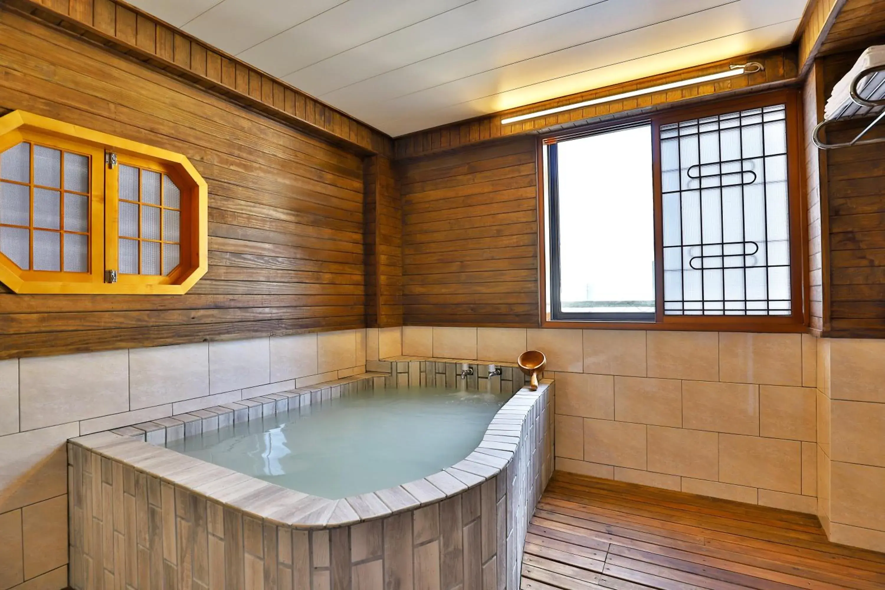 Bathroom in Phoenix Pavilion Hot Spring Hotel