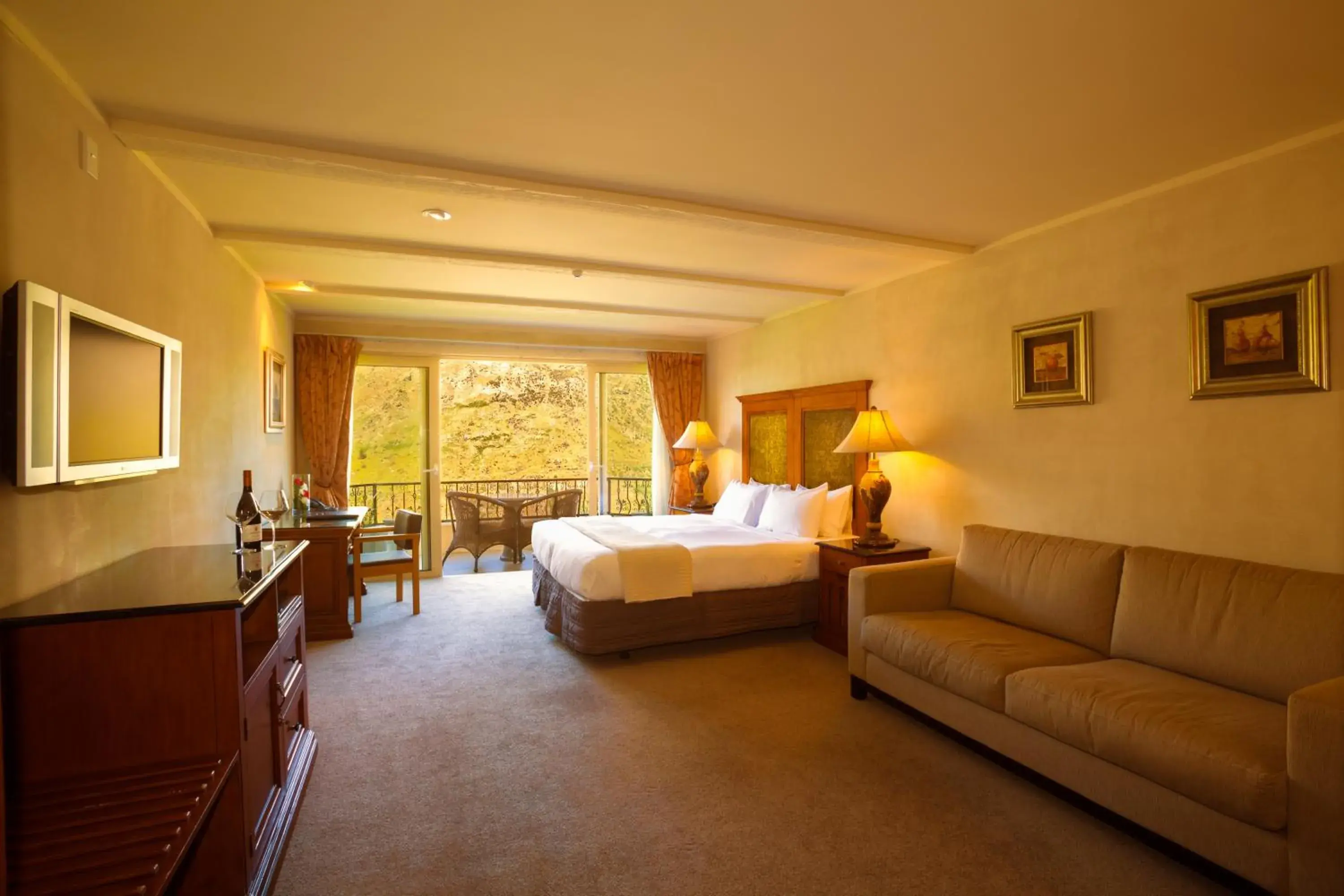 Balcony/Terrace, Bed in Nugget Point Hotel