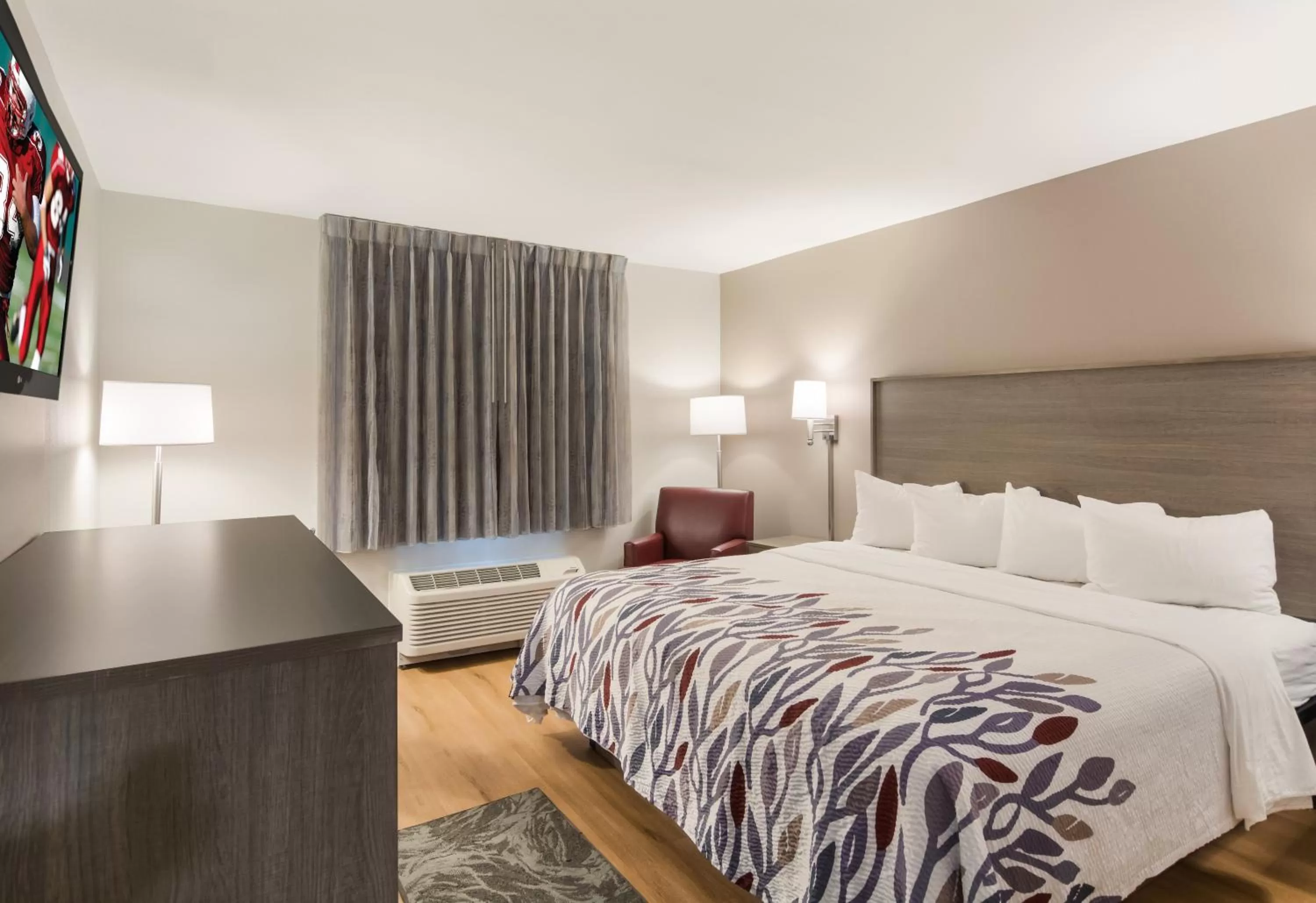 Photo of the whole room, Bed in Red Roof Inn Chester