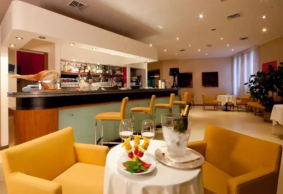 Lounge or bar, Restaurant/Places to Eat in Grand Hotel President